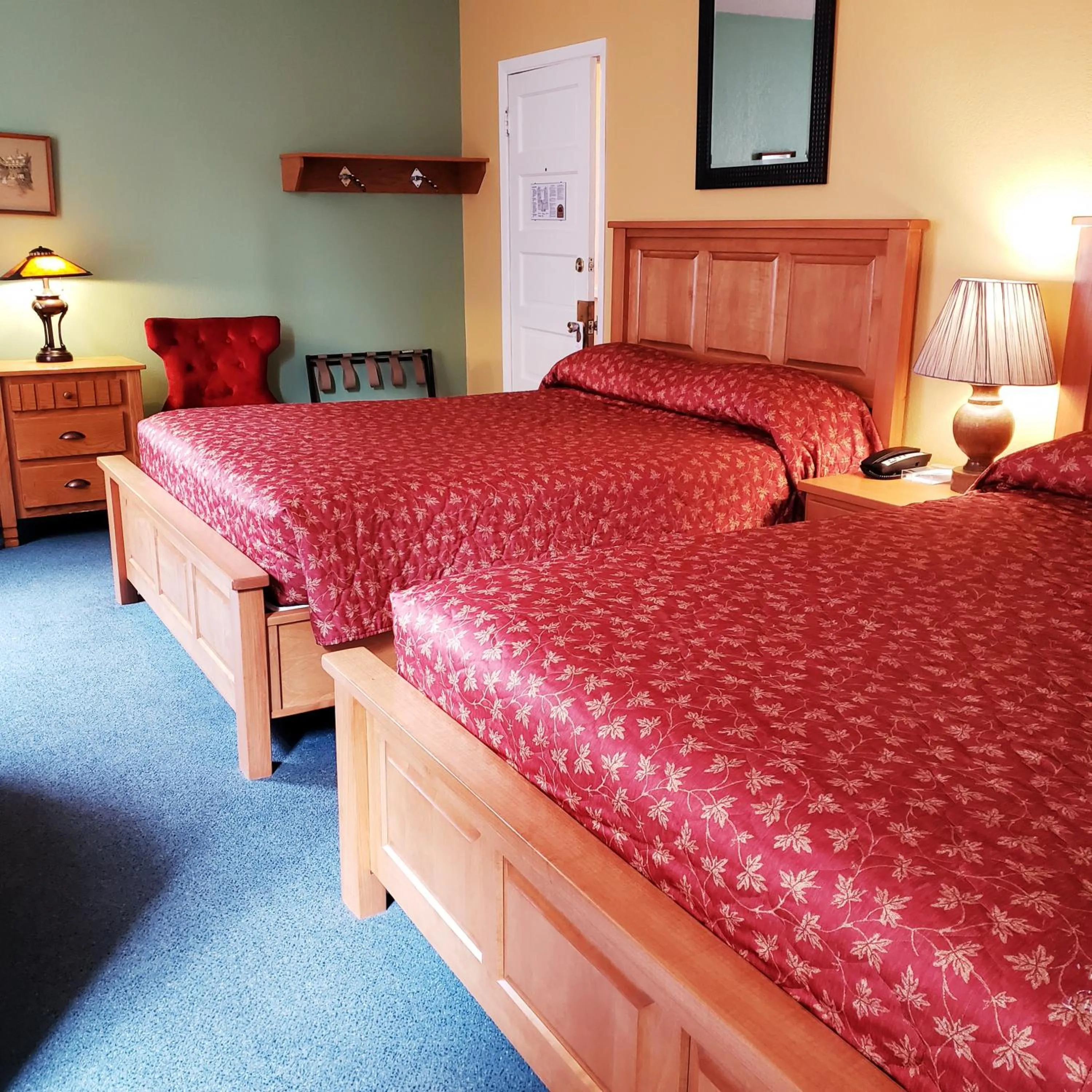 Bed in James Bay Inn Hotel, Suites & Cottage