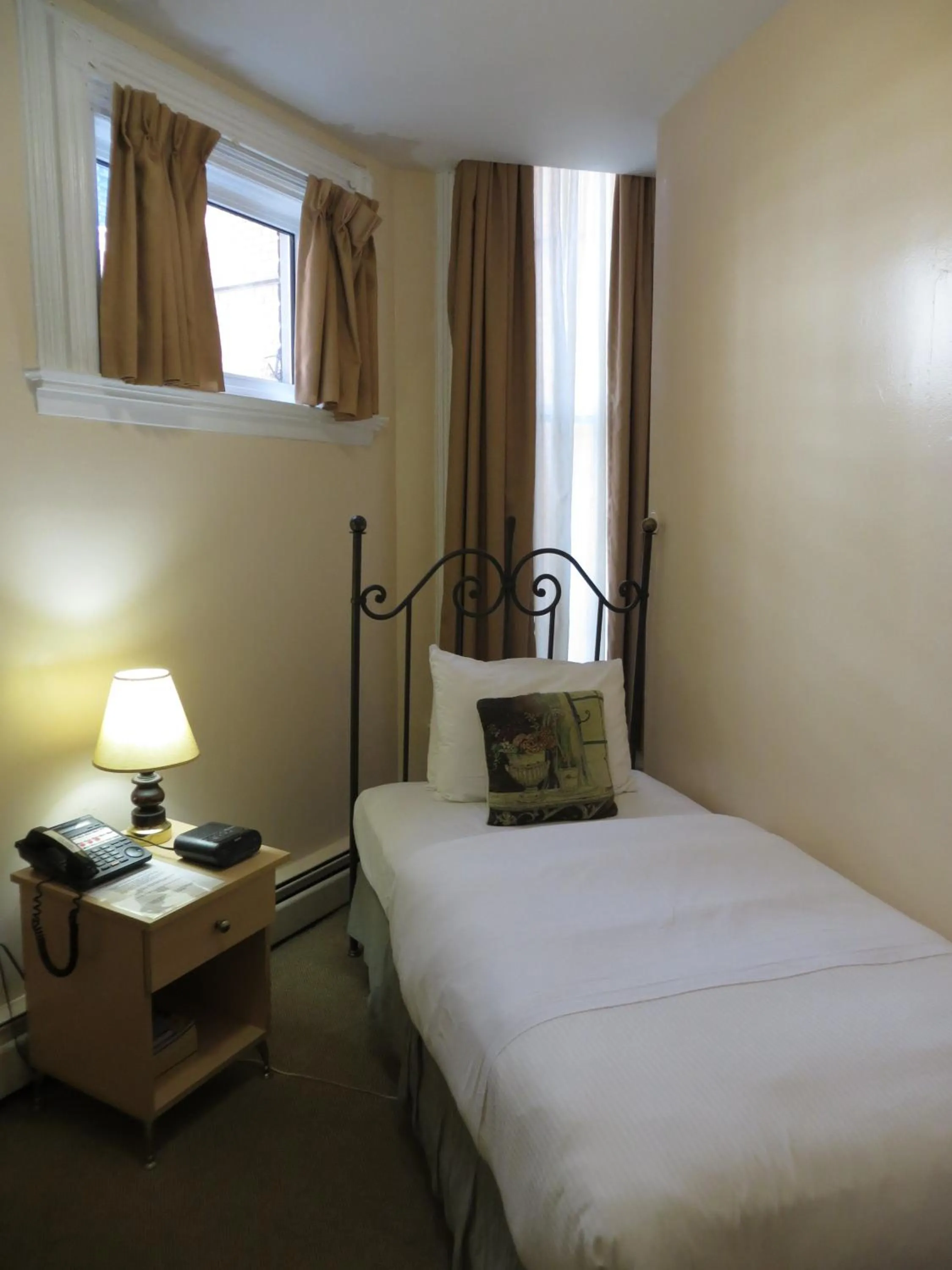 Bedroom, Bed in Victoria's Mansion Guest House