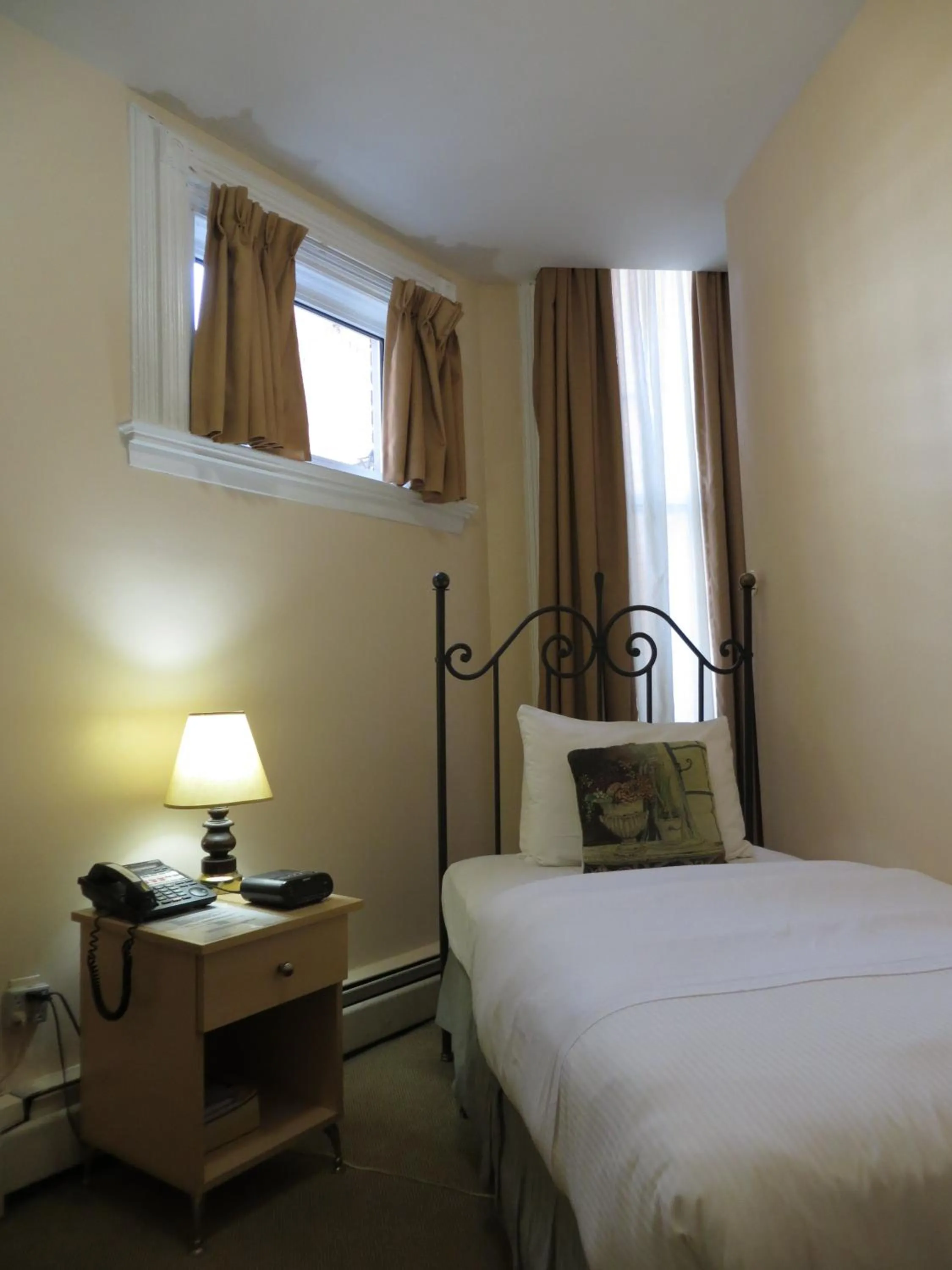 Bedroom, Bed in Victoria's Mansion Guest House