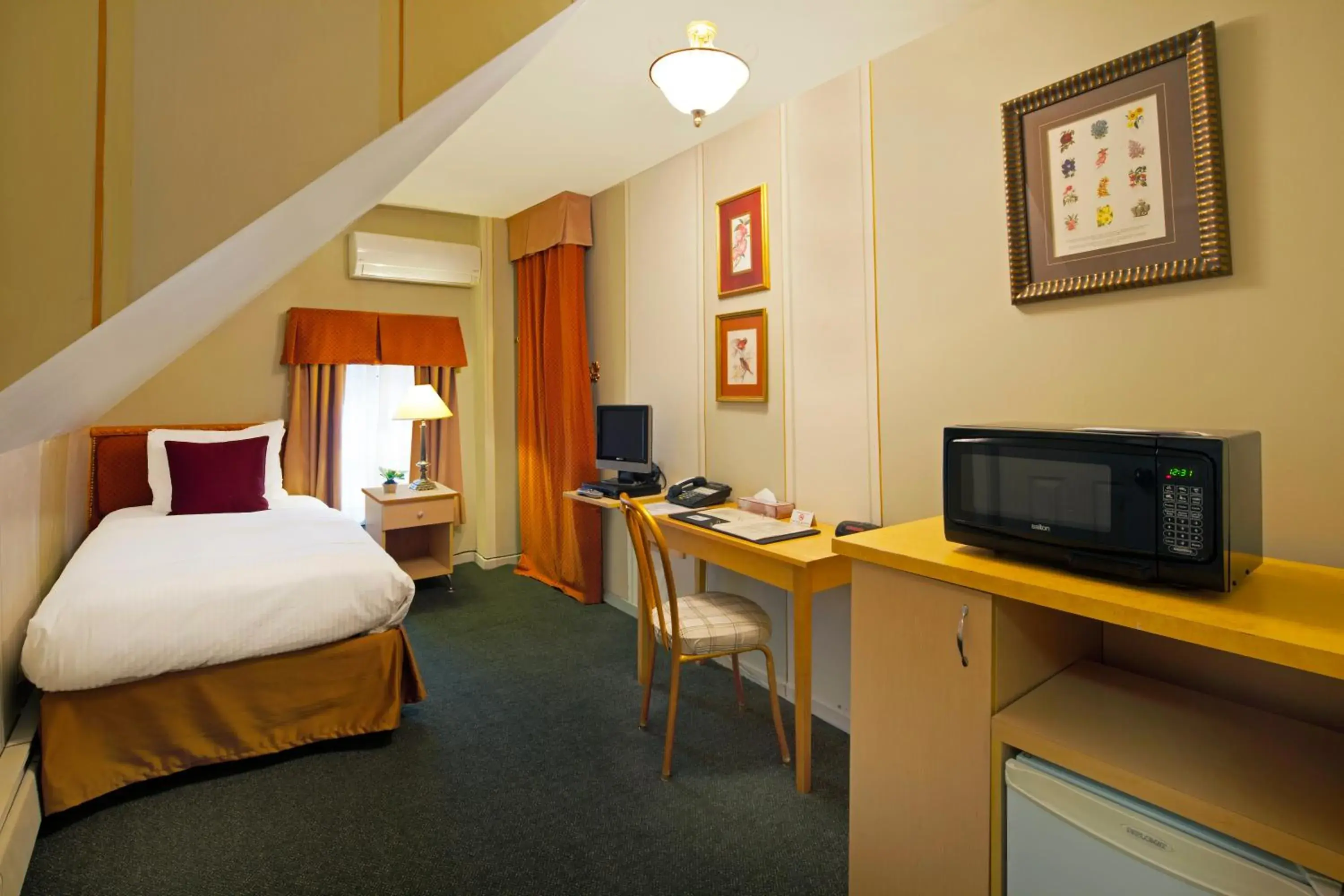 Deluxe Single Room in Victoria's Mansion Guest House Deluxe Single Room in Victoria's Mansion Guest House