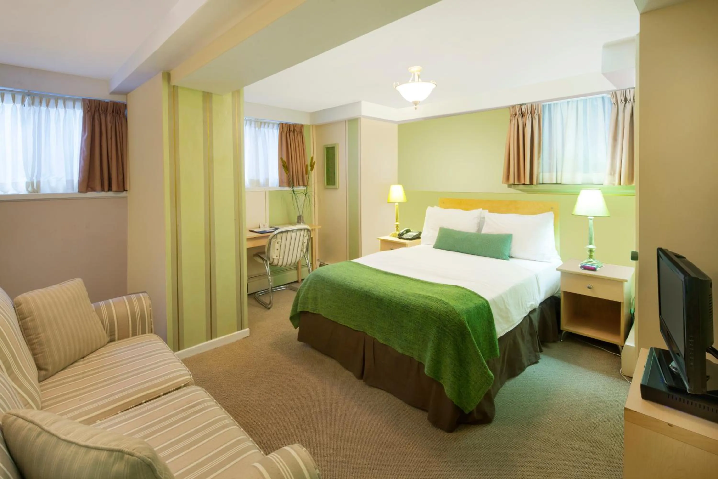 Photo of the whole room, Bed in Victoria's Mansion Guest House