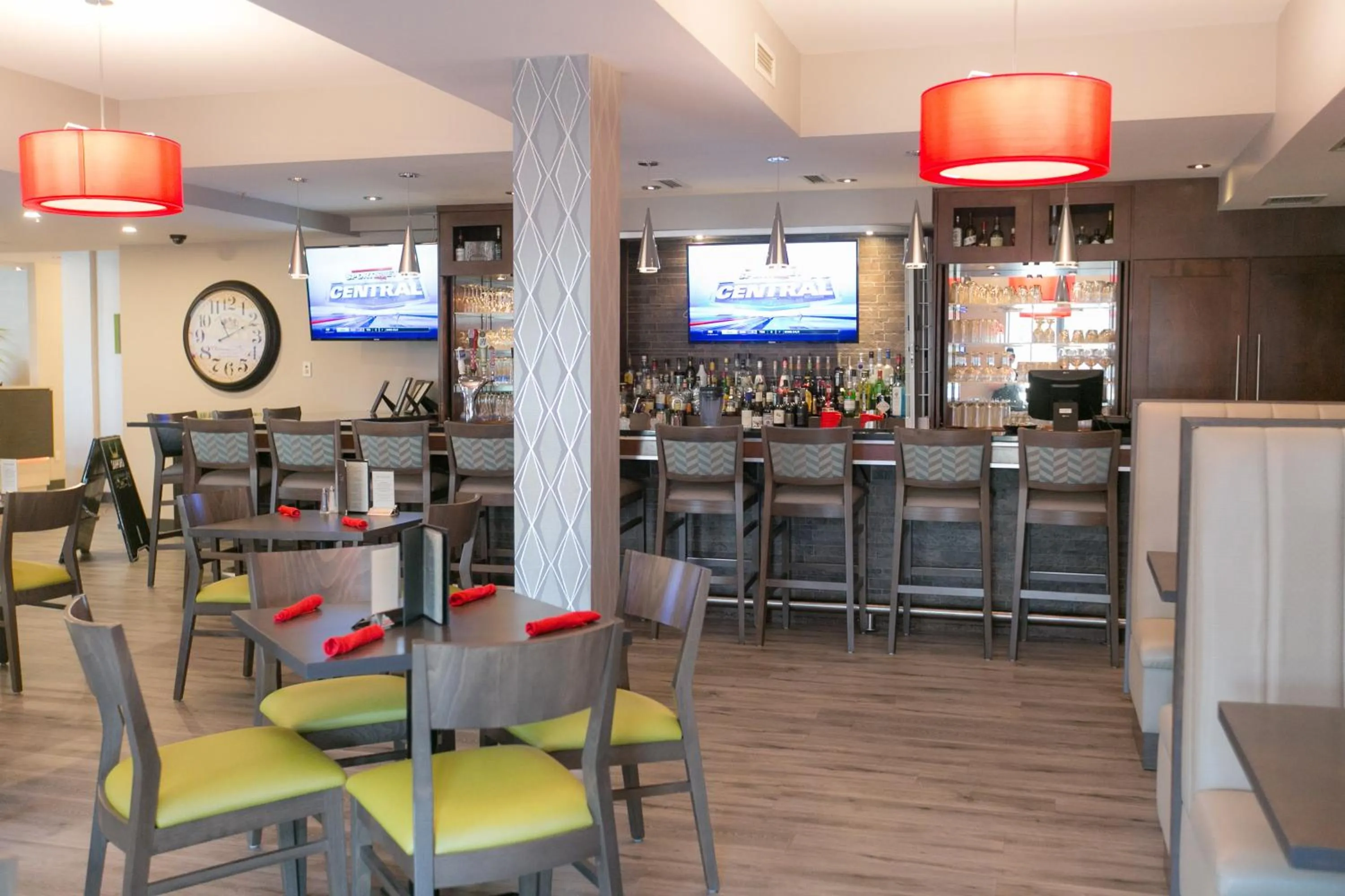 Lounge or bar in Best Western Dartmouth Hotel & Suites