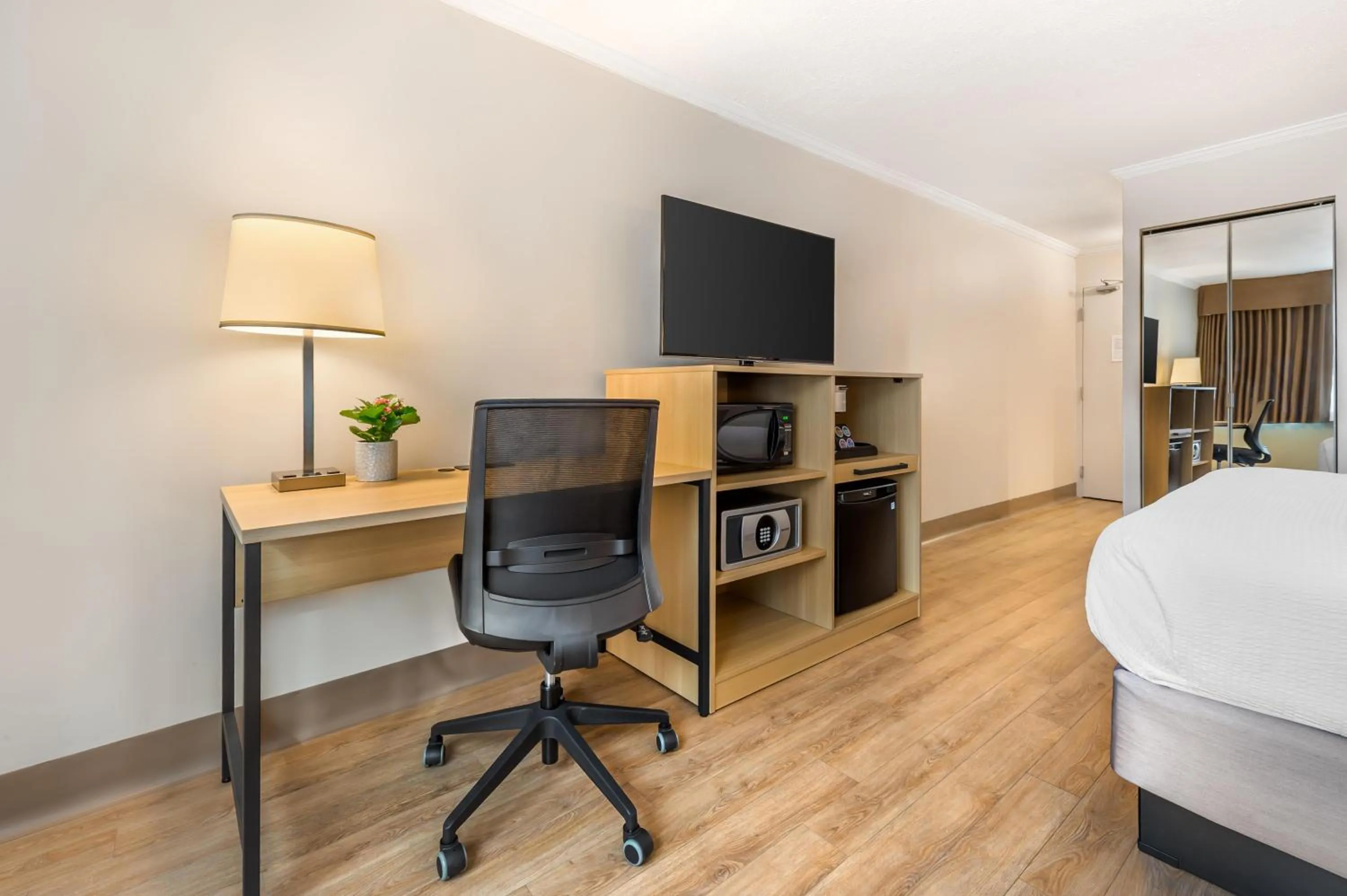 Bedroom, Bed in Best Western Plus Ottawa City Centre