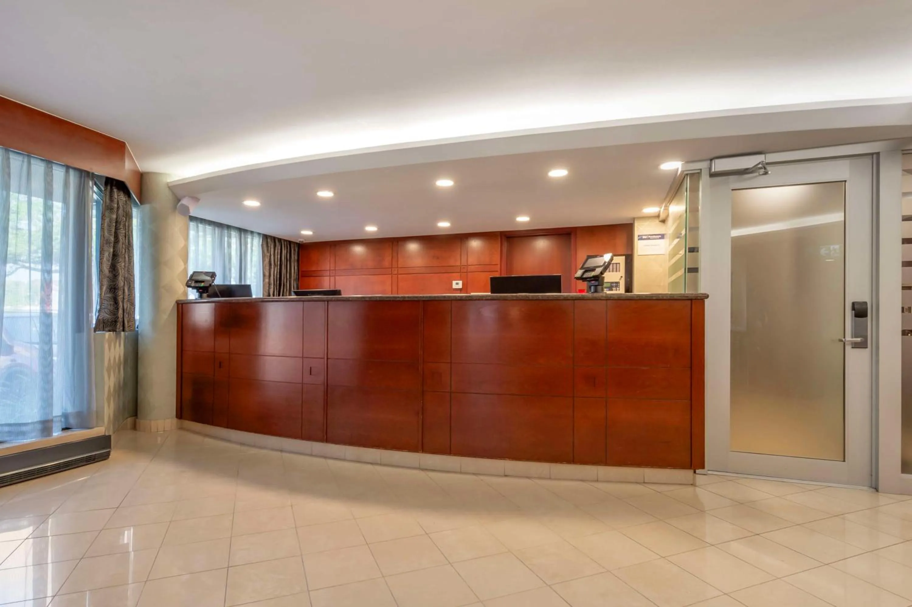 Lobby or reception in Best Western Plus Ottawa City Centre