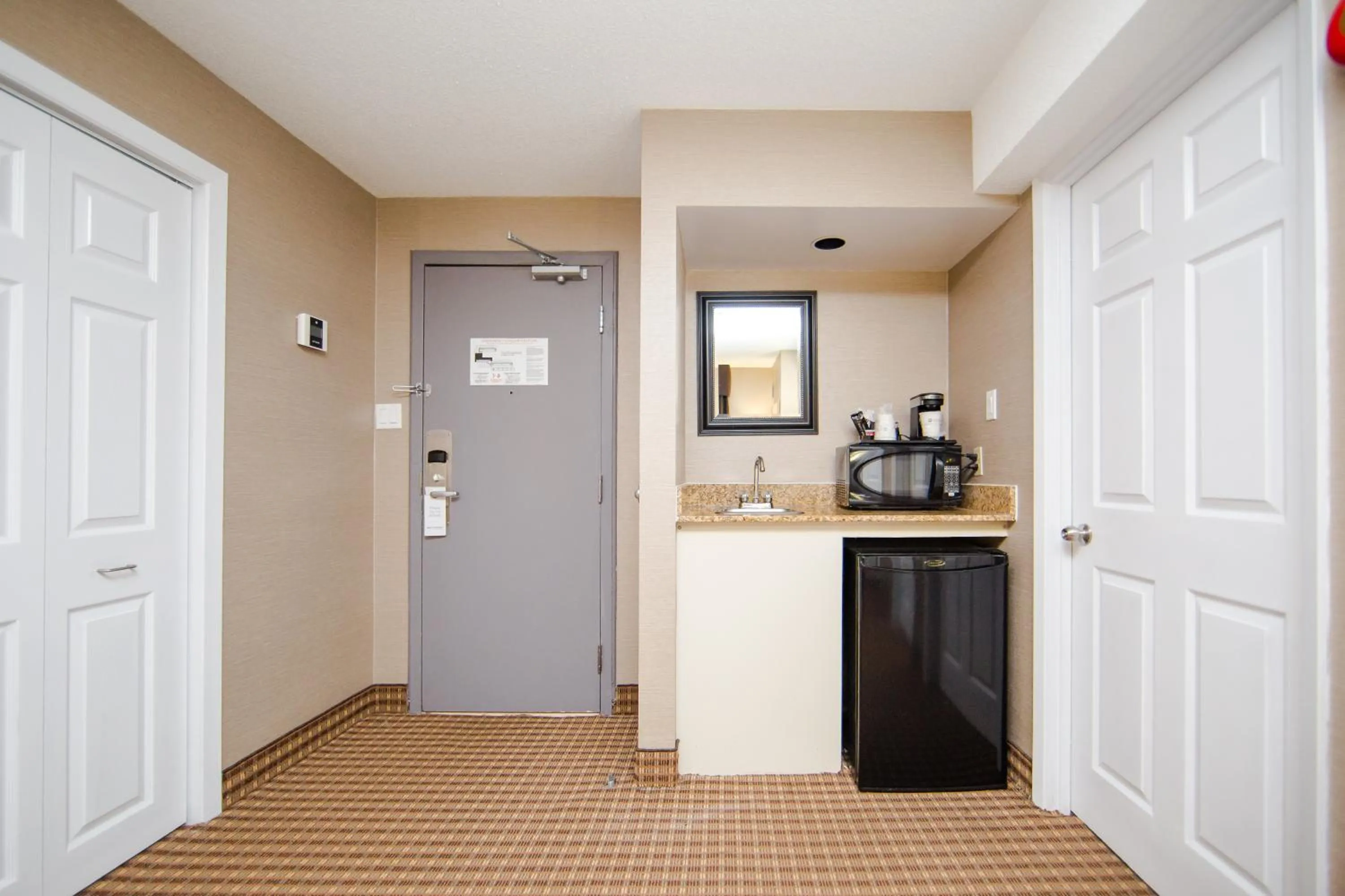 Kitchen or kitchenette in Best Western Plus Ottawa Kanata Hotel and Conference Centre