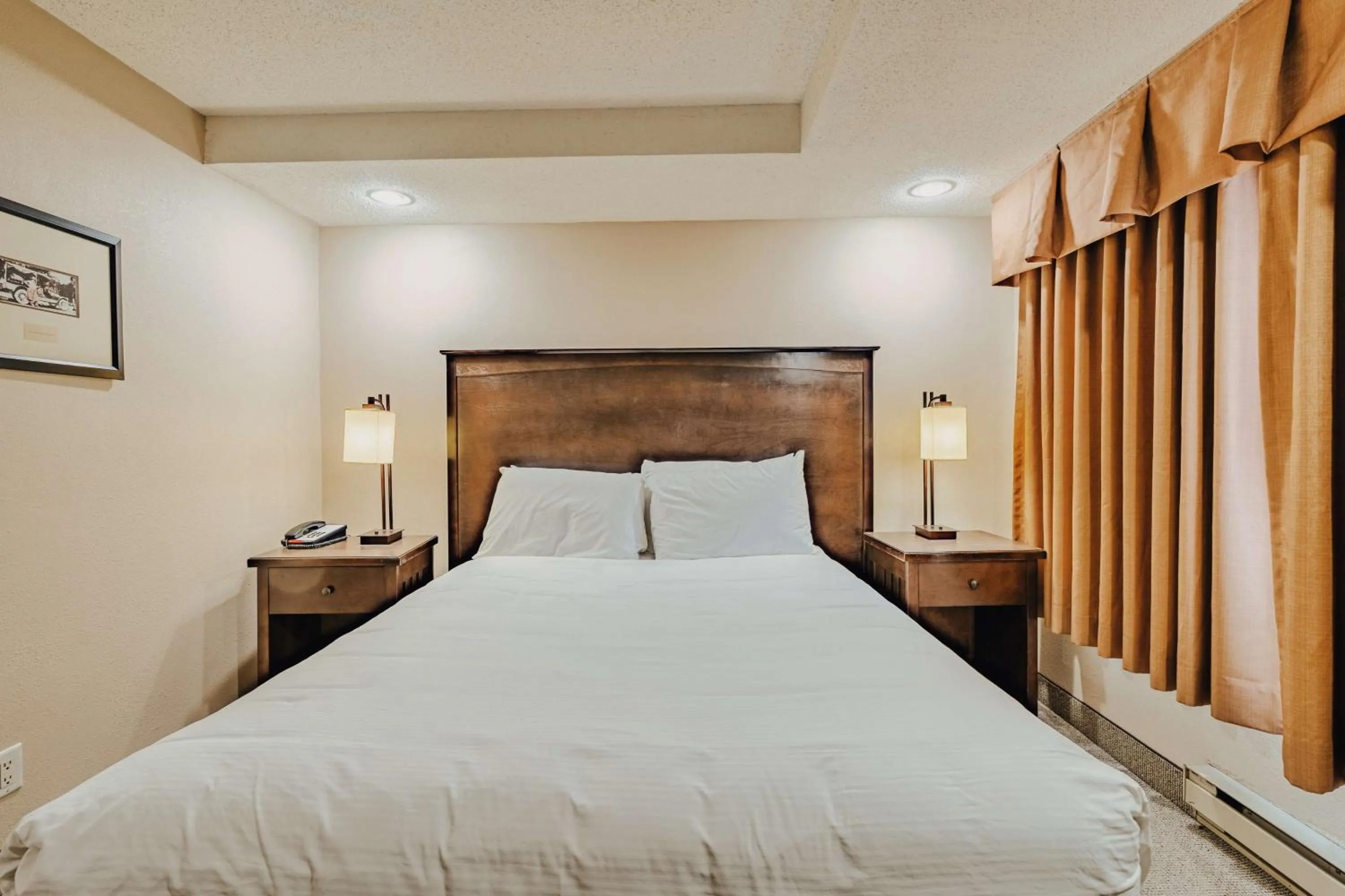 Bedroom, Bed in SureStay Plus by Best Western Coquitlam