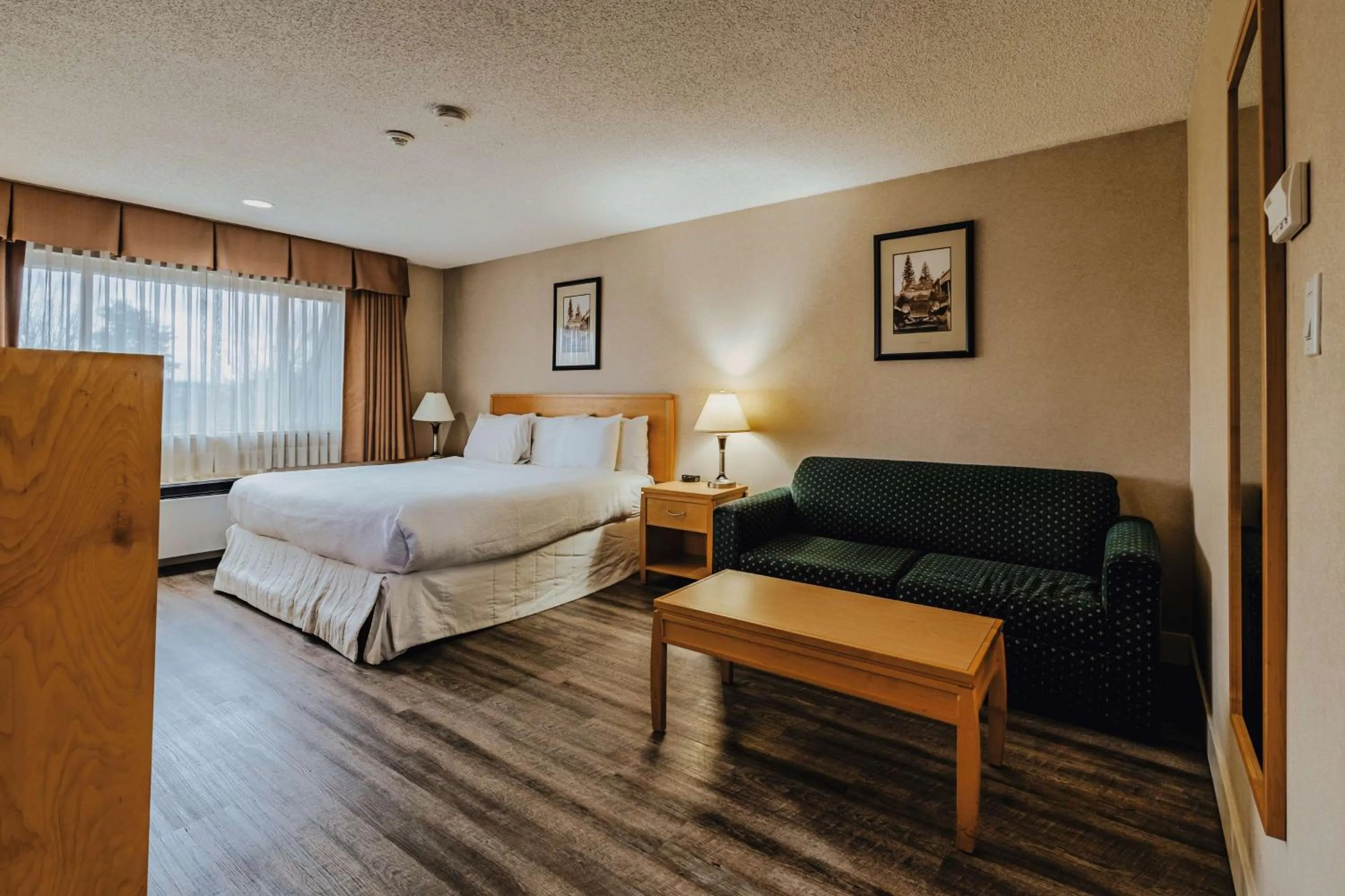Bedroom, Bed in SureStay Plus by Best Western Coquitlam