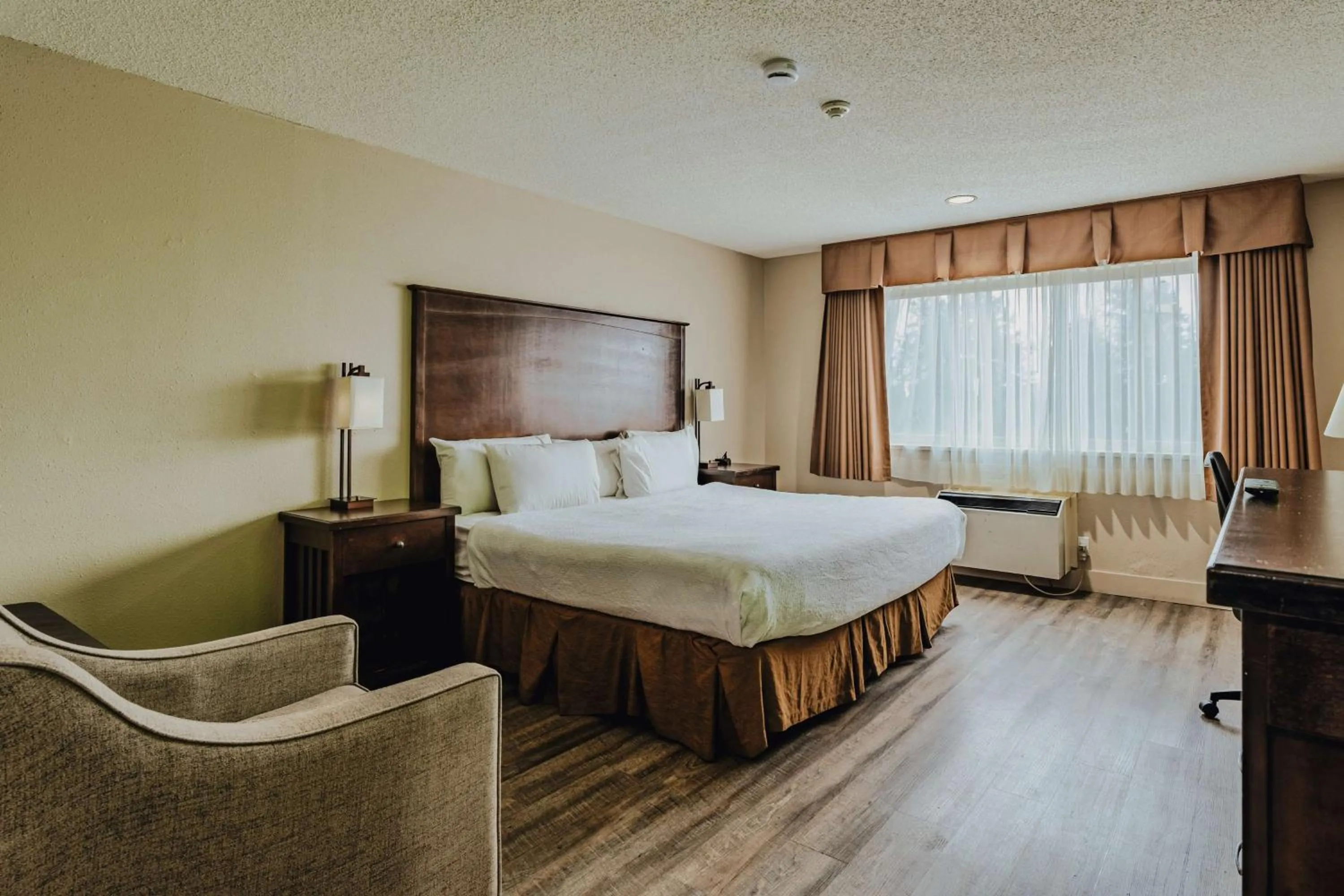Bedroom, Bed in SureStay Plus by Best Western Coquitlam