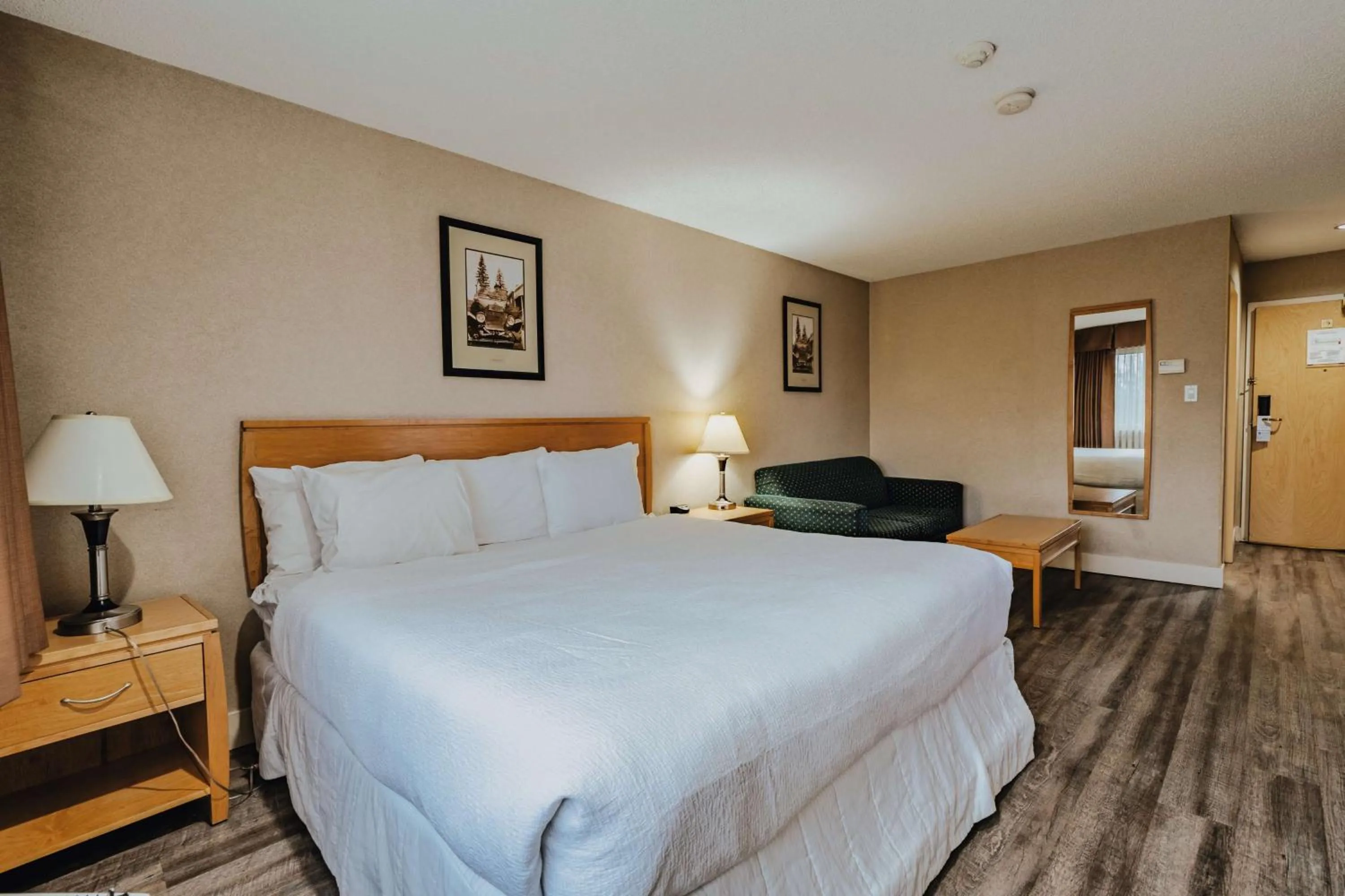 Bedroom, Bed in SureStay Plus by Best Western Coquitlam