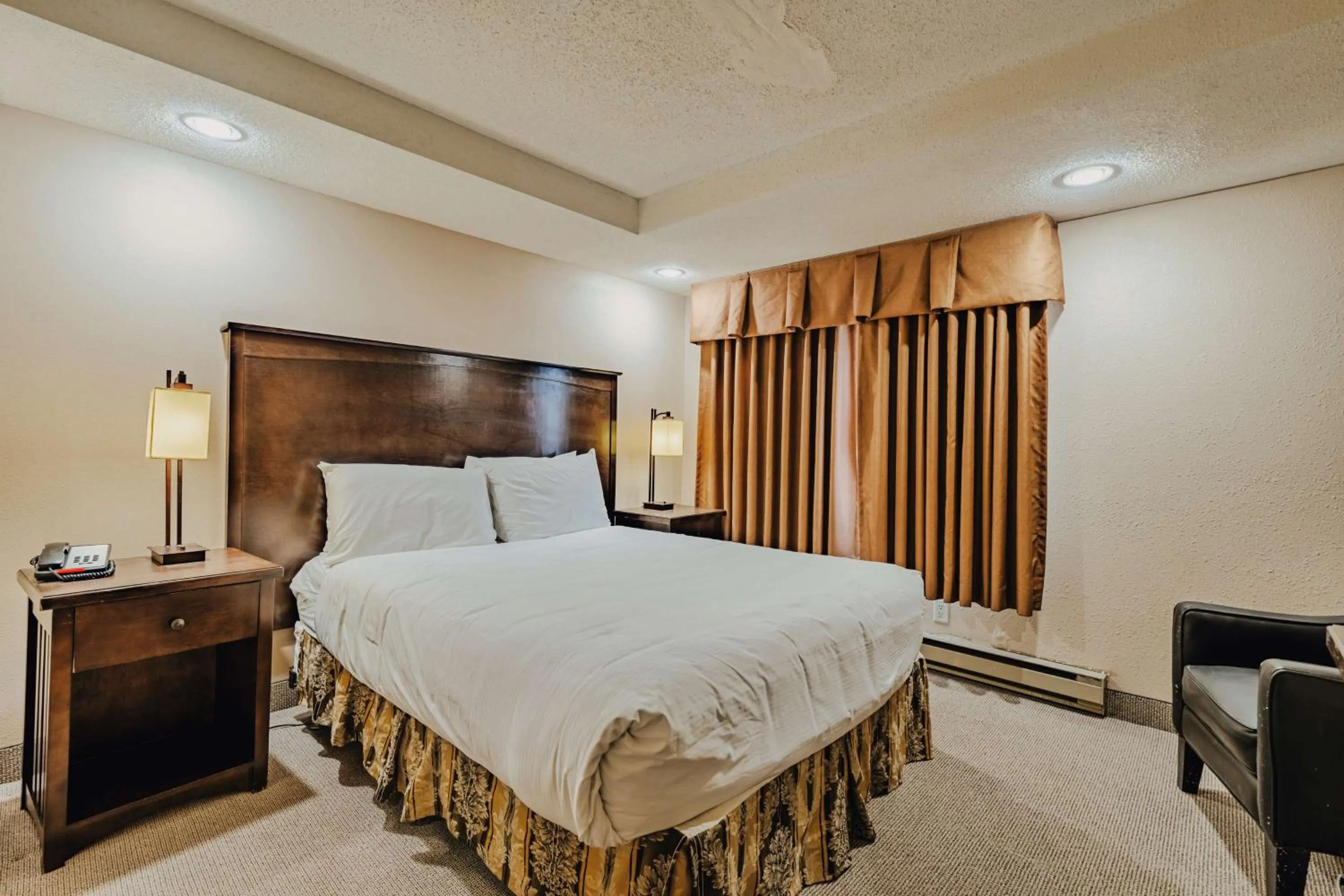 Bedroom, Bed in SureStay Plus by Best Western Coquitlam