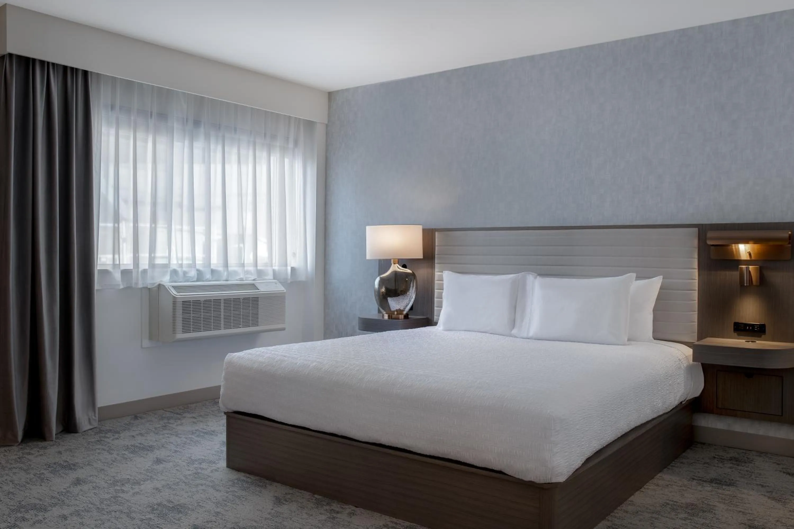 Bedroom, Bed in Hampton Inn By Hilton Winnipeg Downtown