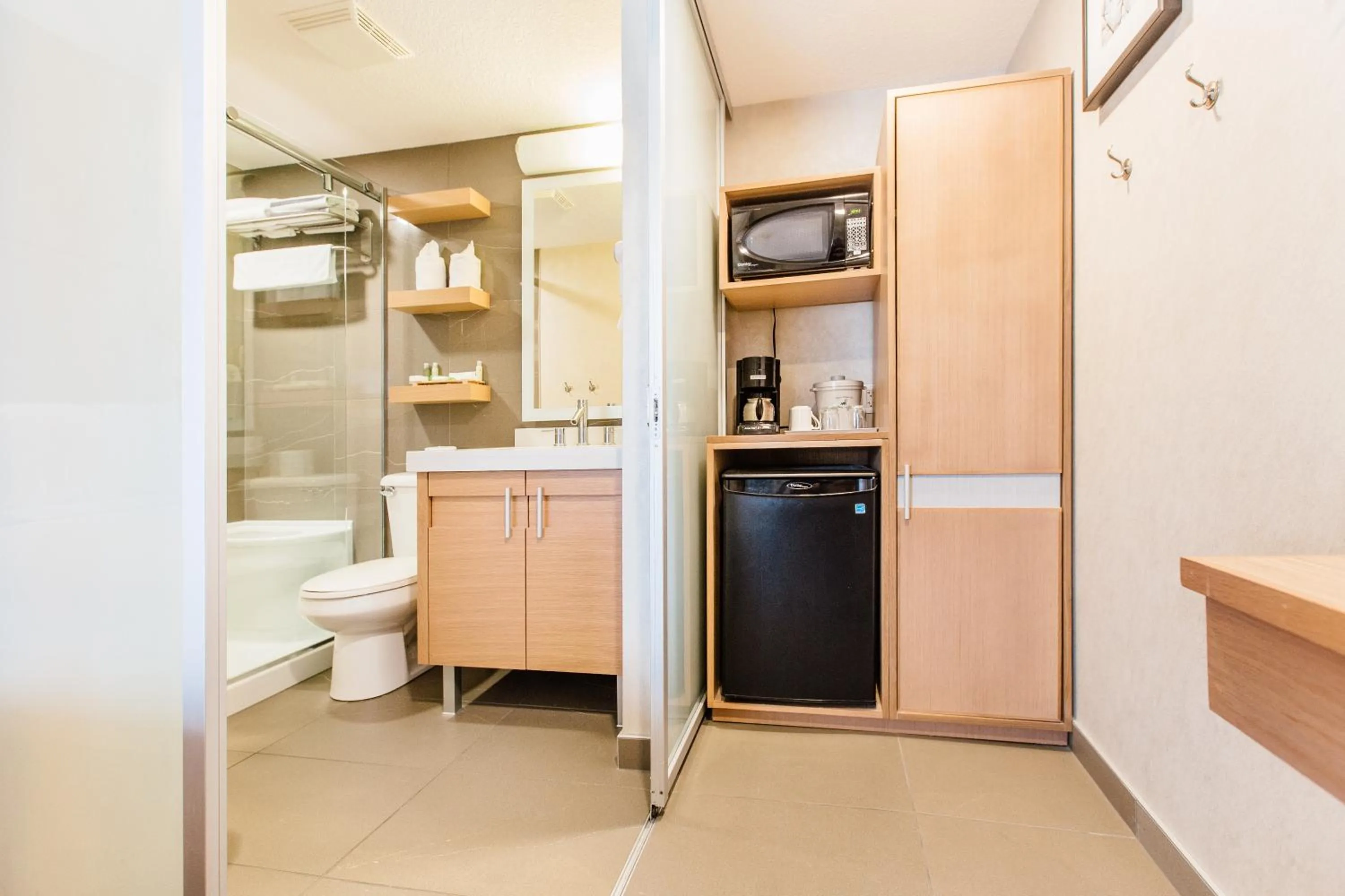 Kitchen or kitchenette in Mount Robson Inn