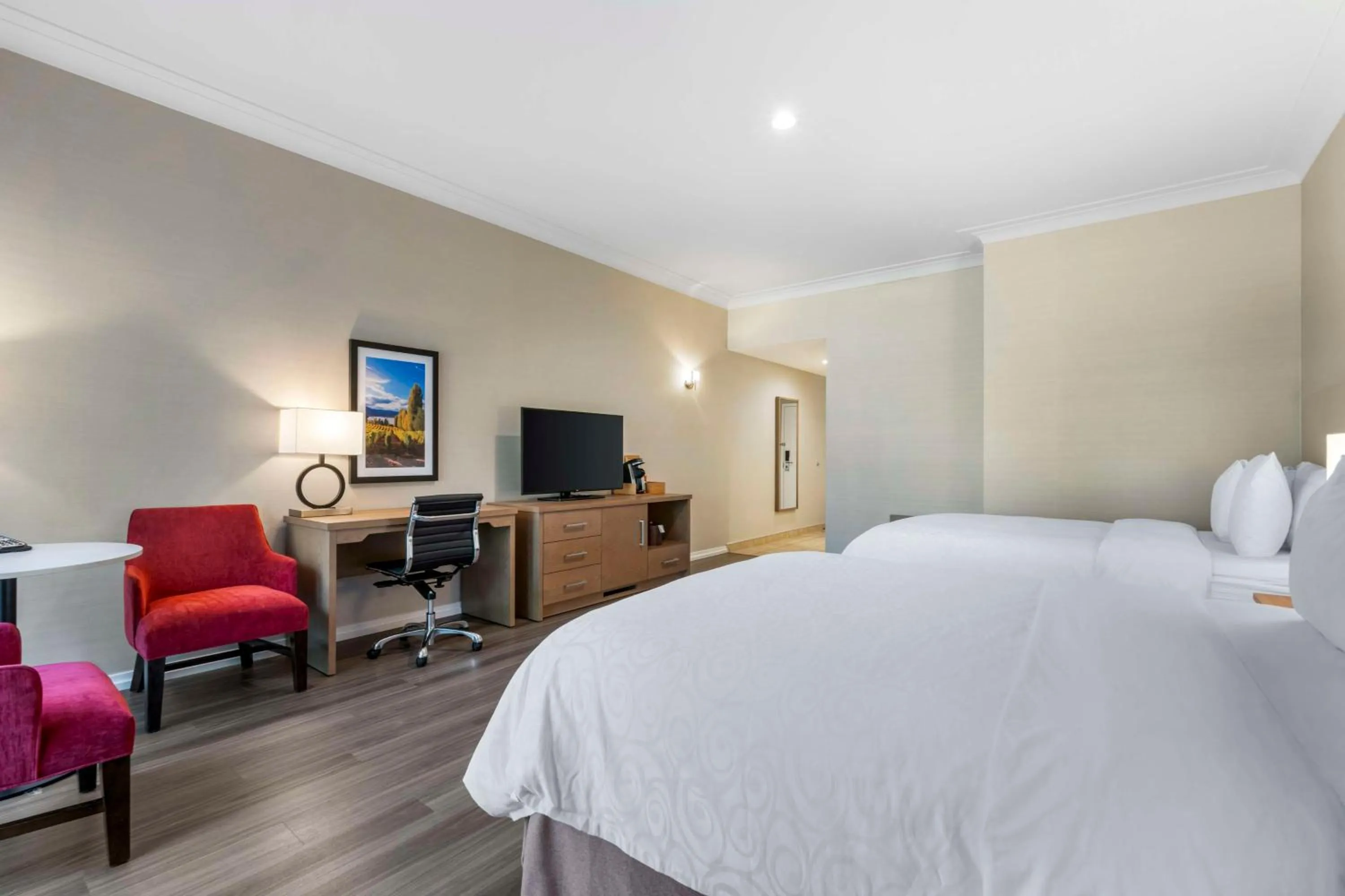 Bedroom, Bed in Best Western Plus Kelowna Hotel & Suites