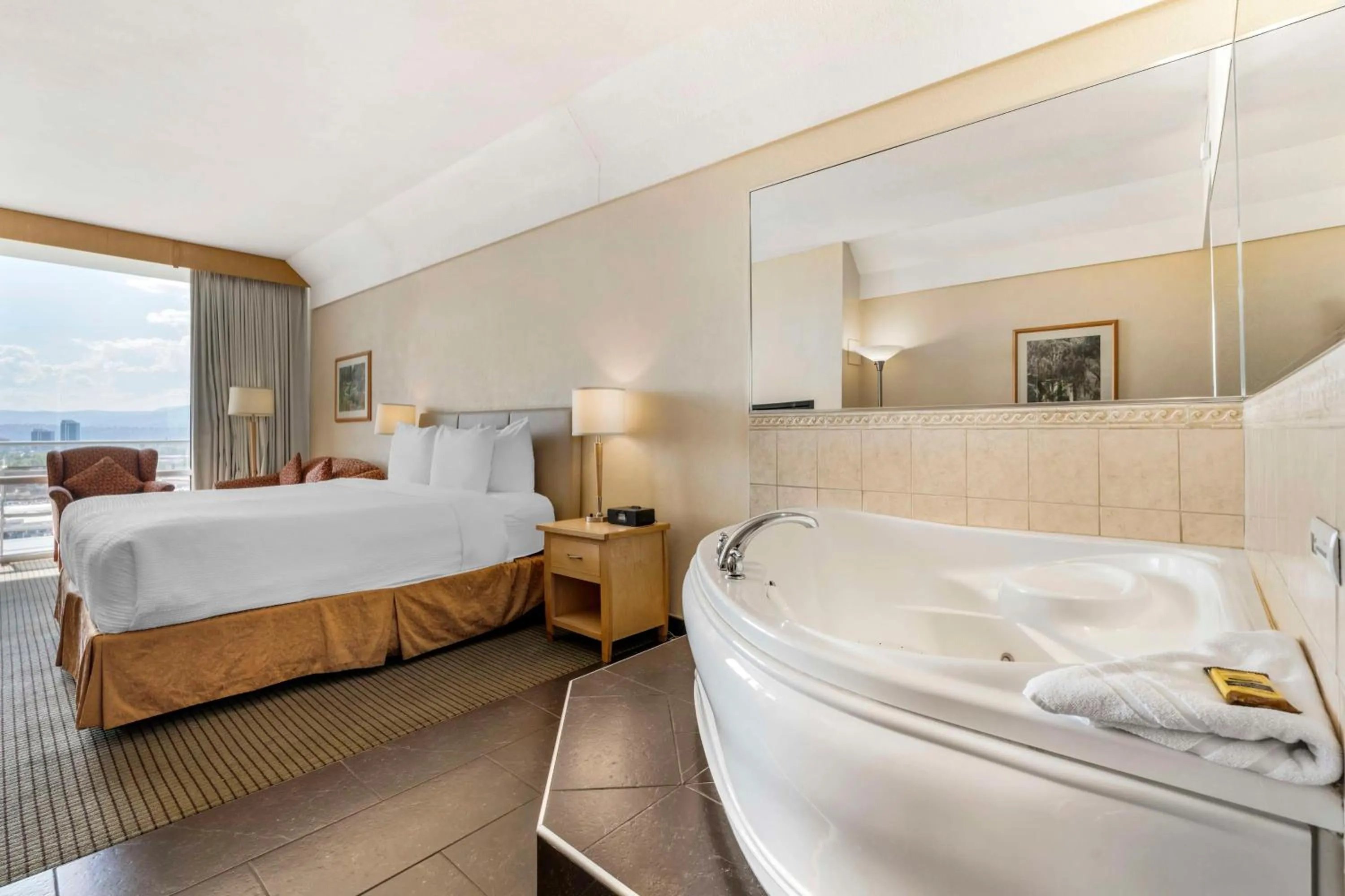 Bedroom, Bed in Best Western Plus Kelowna Hotel & Suites