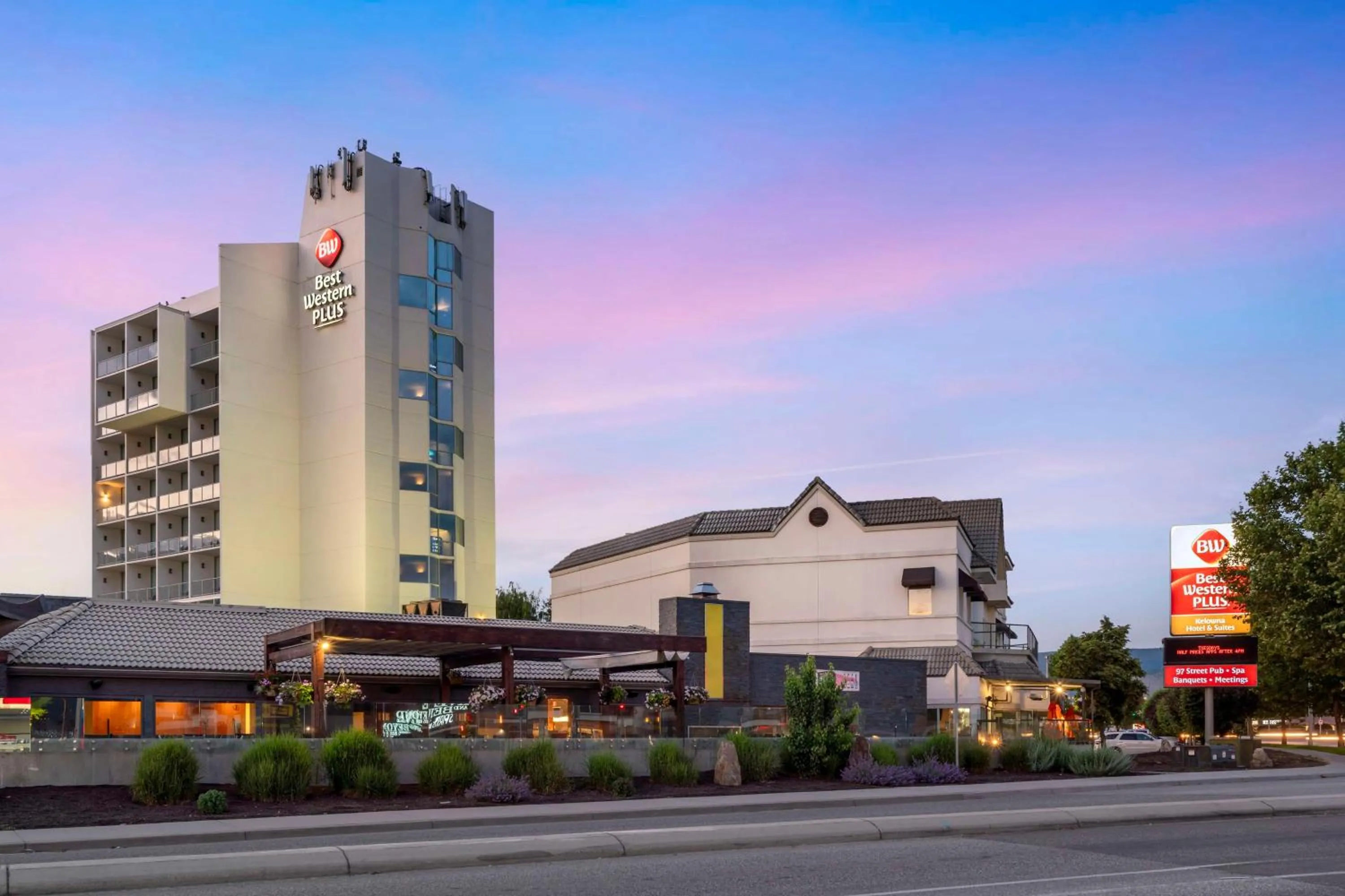 Property building in Best Western Plus Kelowna Hotel & Suites