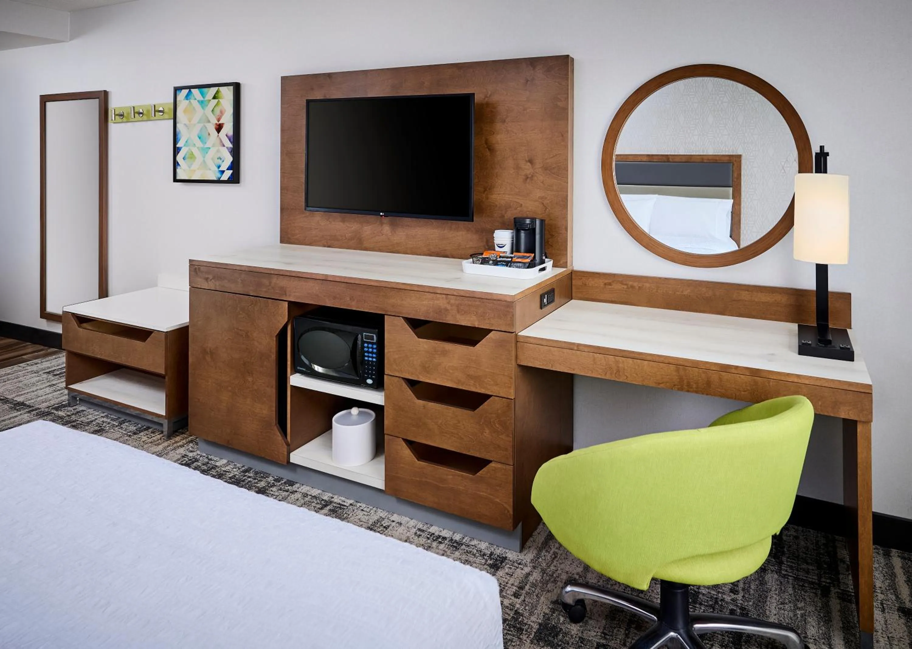 TV and multimedia, Bed in Hampton Inn & Suites by Hilton Windsor