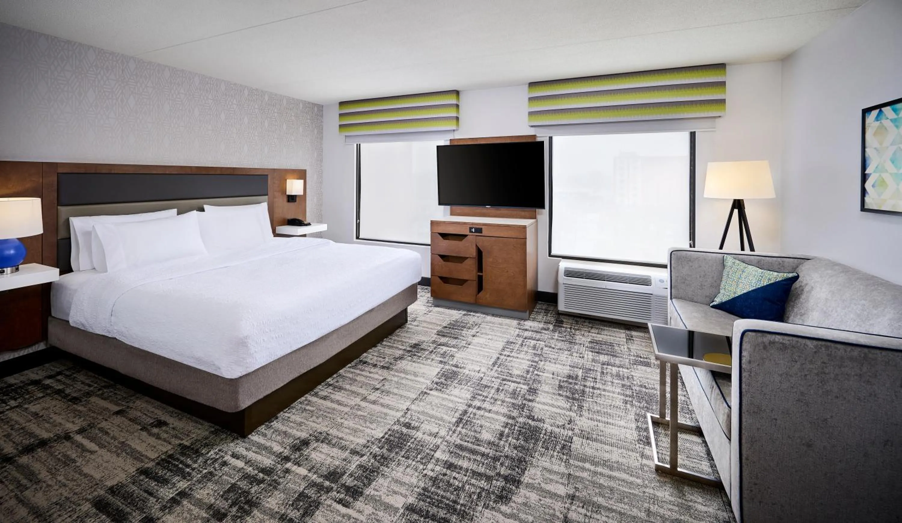 Bed in Hampton Inn & Suites by Hilton Windsor