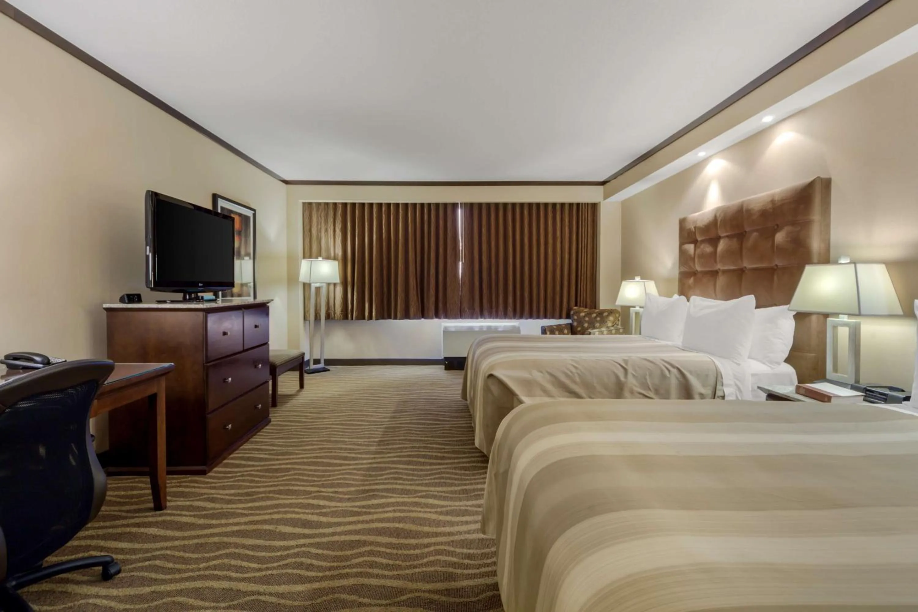 Bedroom, Bed in Best Western Premier Denham Inn & Suites