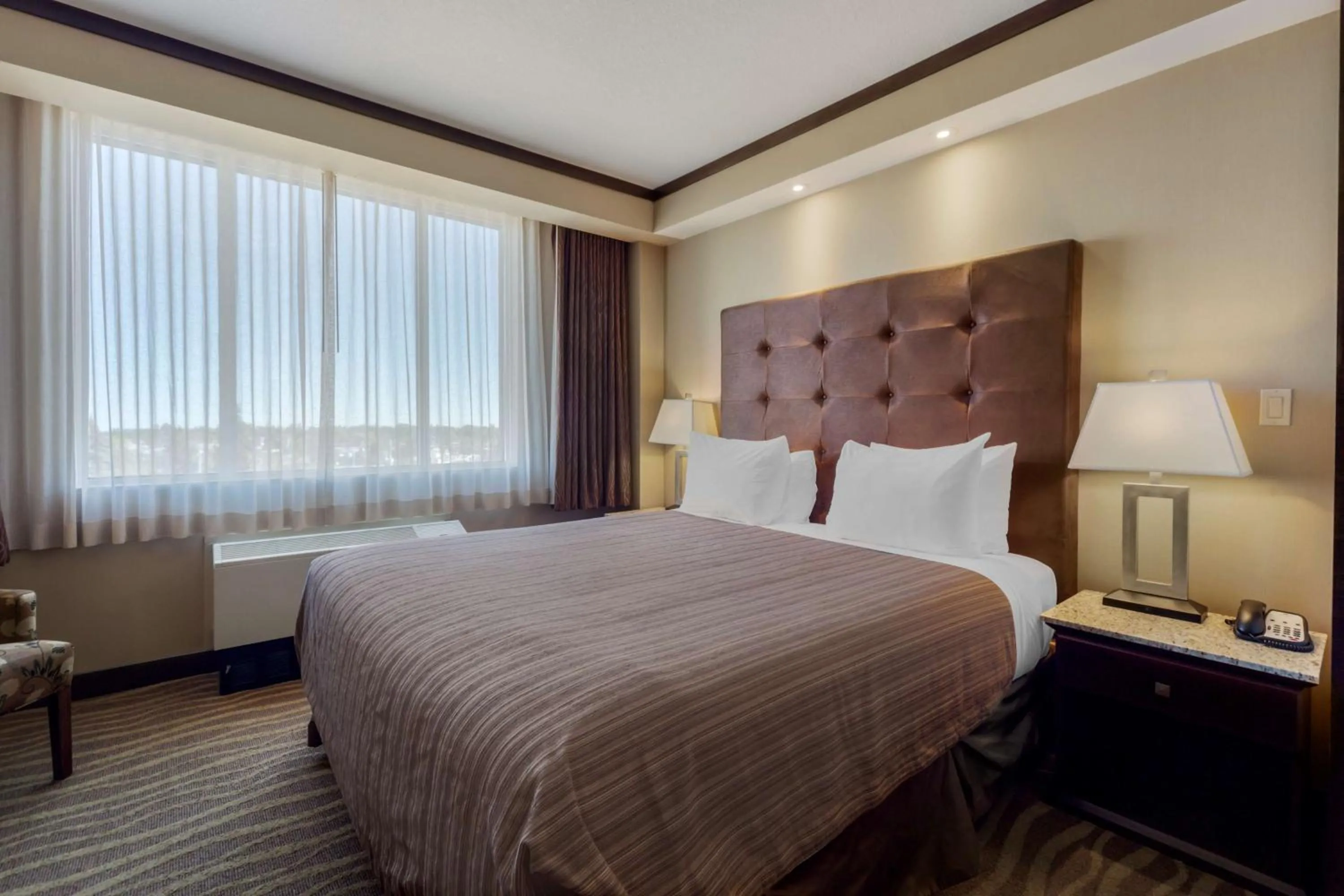 Bedroom, Bed in Best Western Premier Denham Inn & Suites