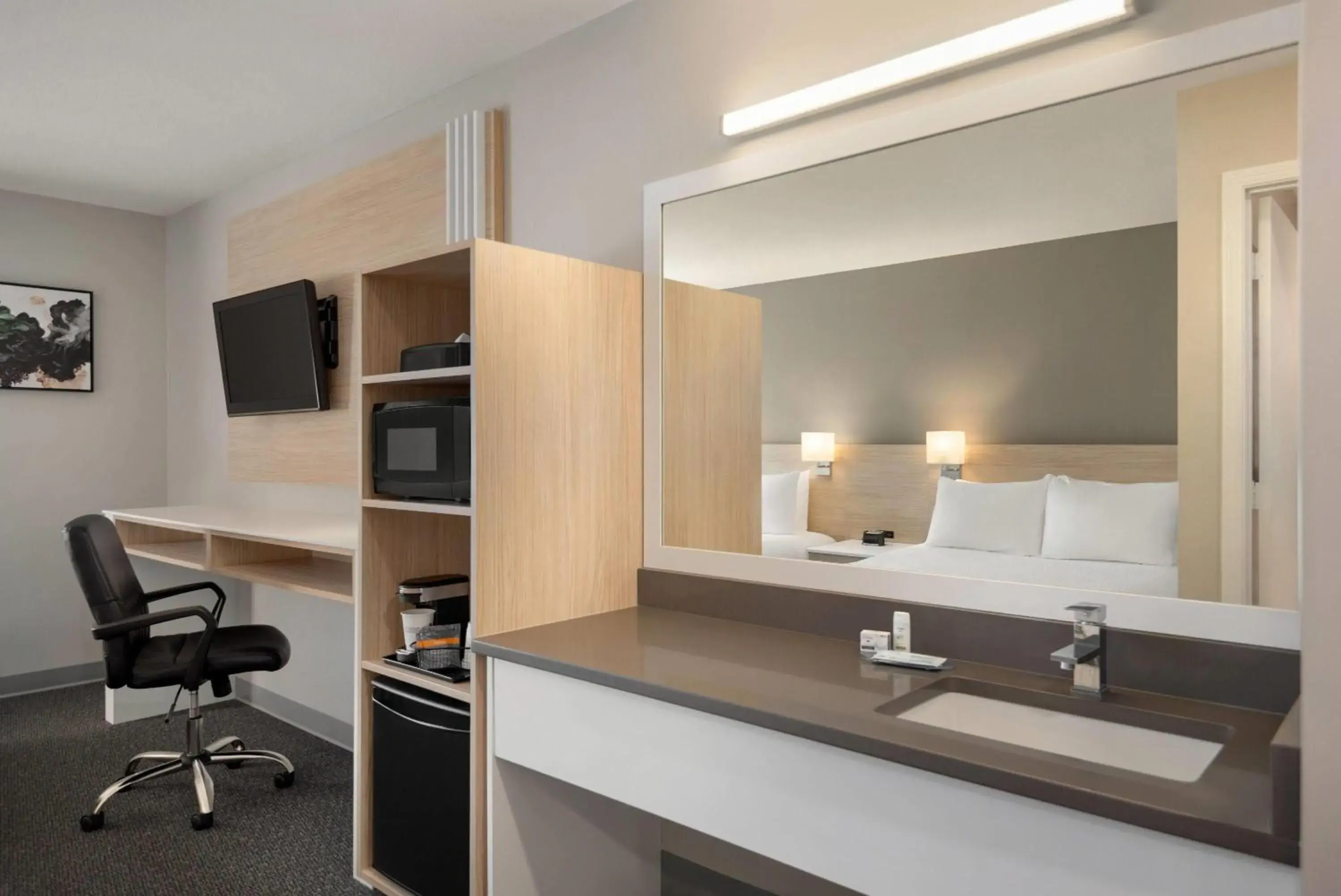 Queen Room with Two Queen Beds - Non-Smoking in Days Inn by Wyndham Kelowna Queen Room with Two Queen Beds - Non-Smoking in Days Inn by Wyndham Kelowna