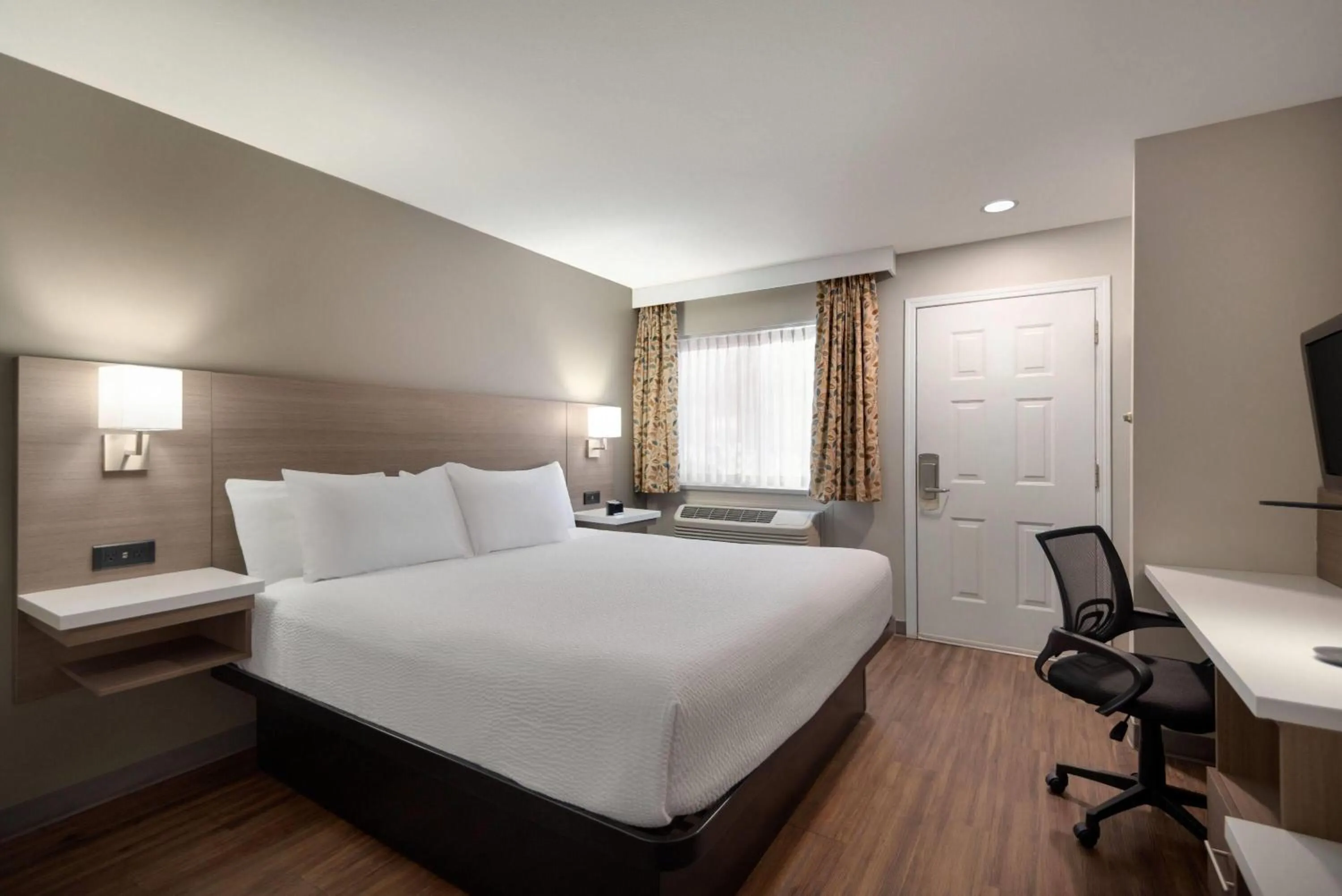 Photo of the whole room, Bed in Days Inn by Wyndham Kelowna