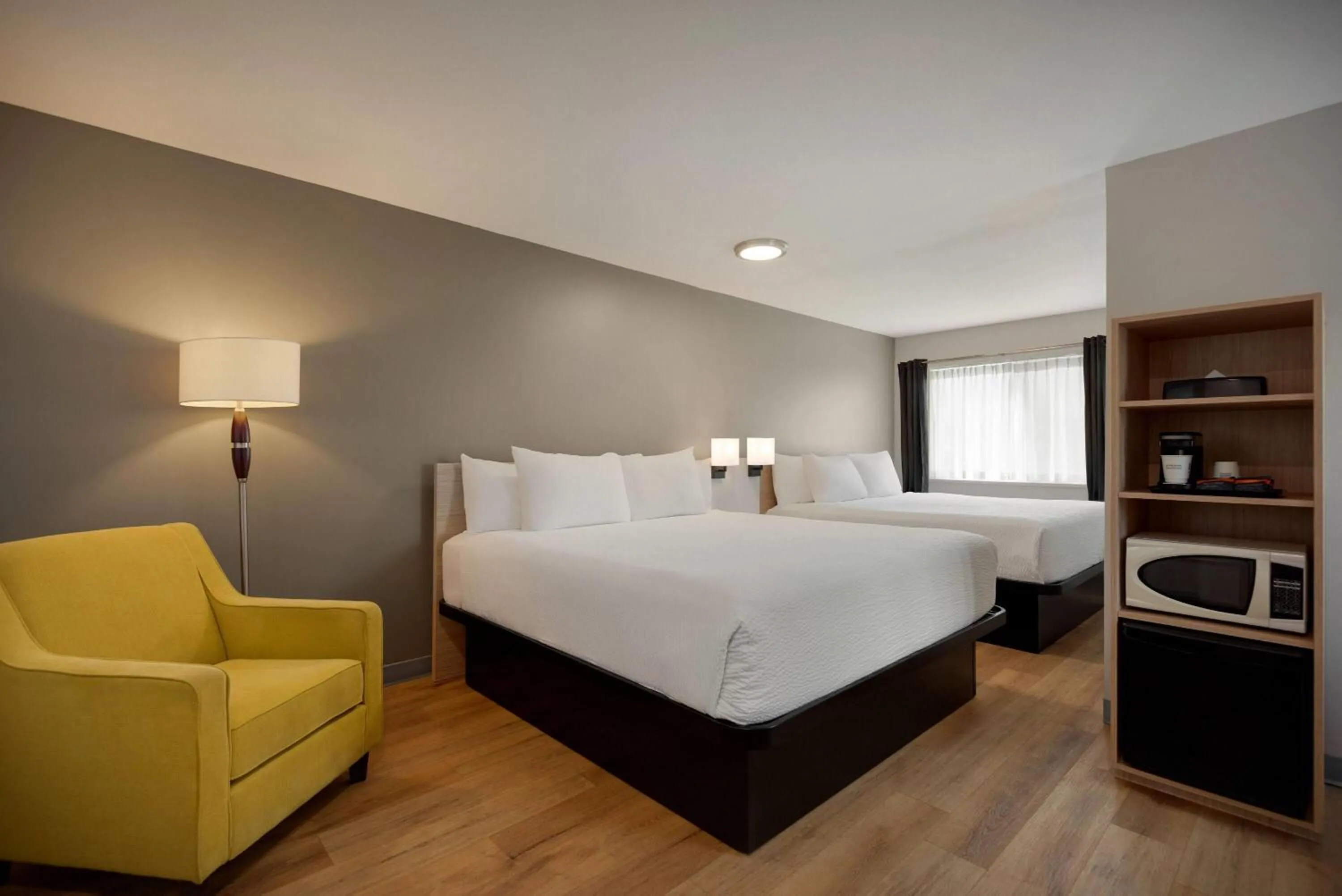 Photo of the whole room, Bed in Days Inn by Wyndham Kelowna