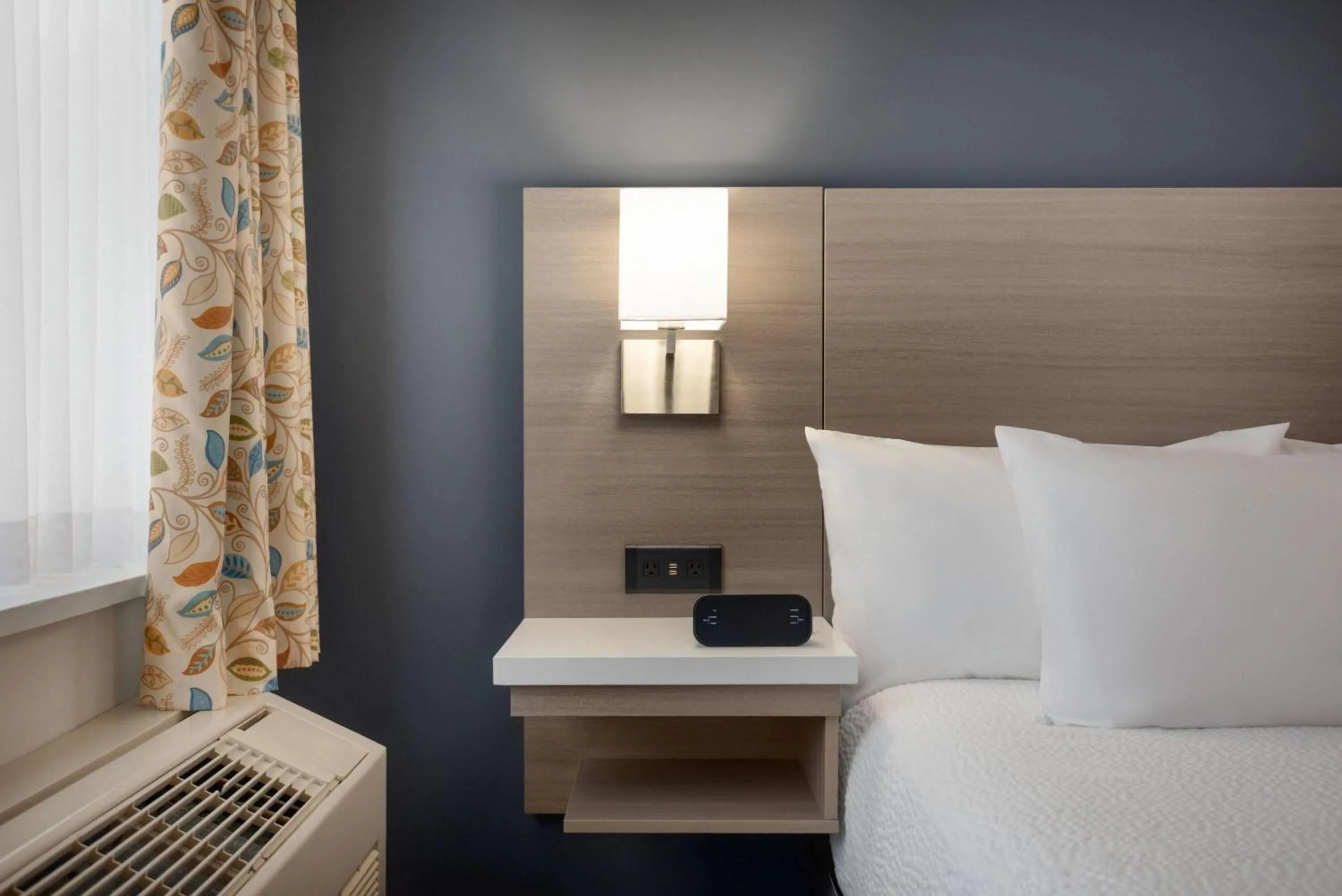 Photo of the whole room, Bed in Days Inn by Wyndham Kelowna