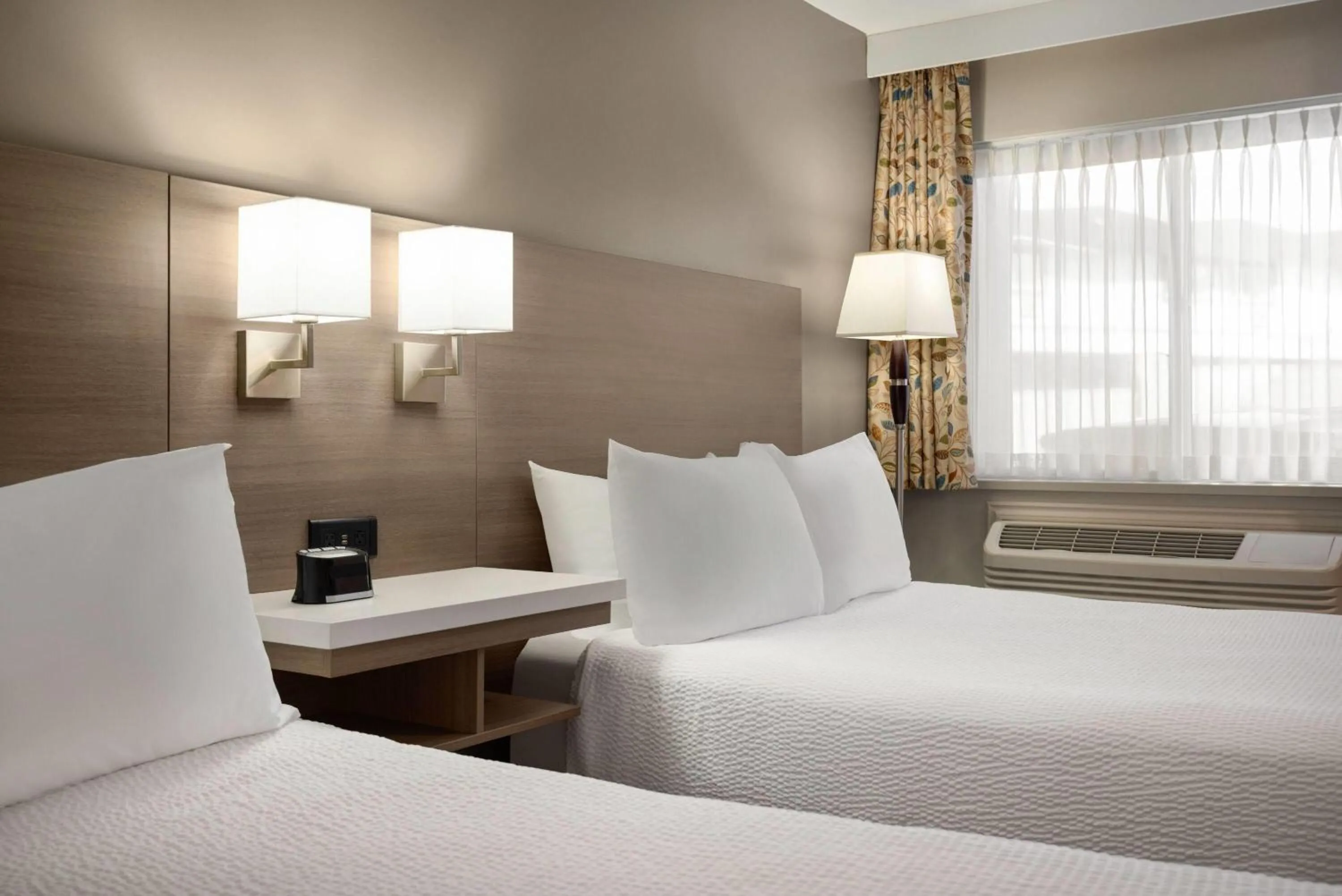 Photo of the whole room, Bed in Days Inn by Wyndham Kelowna