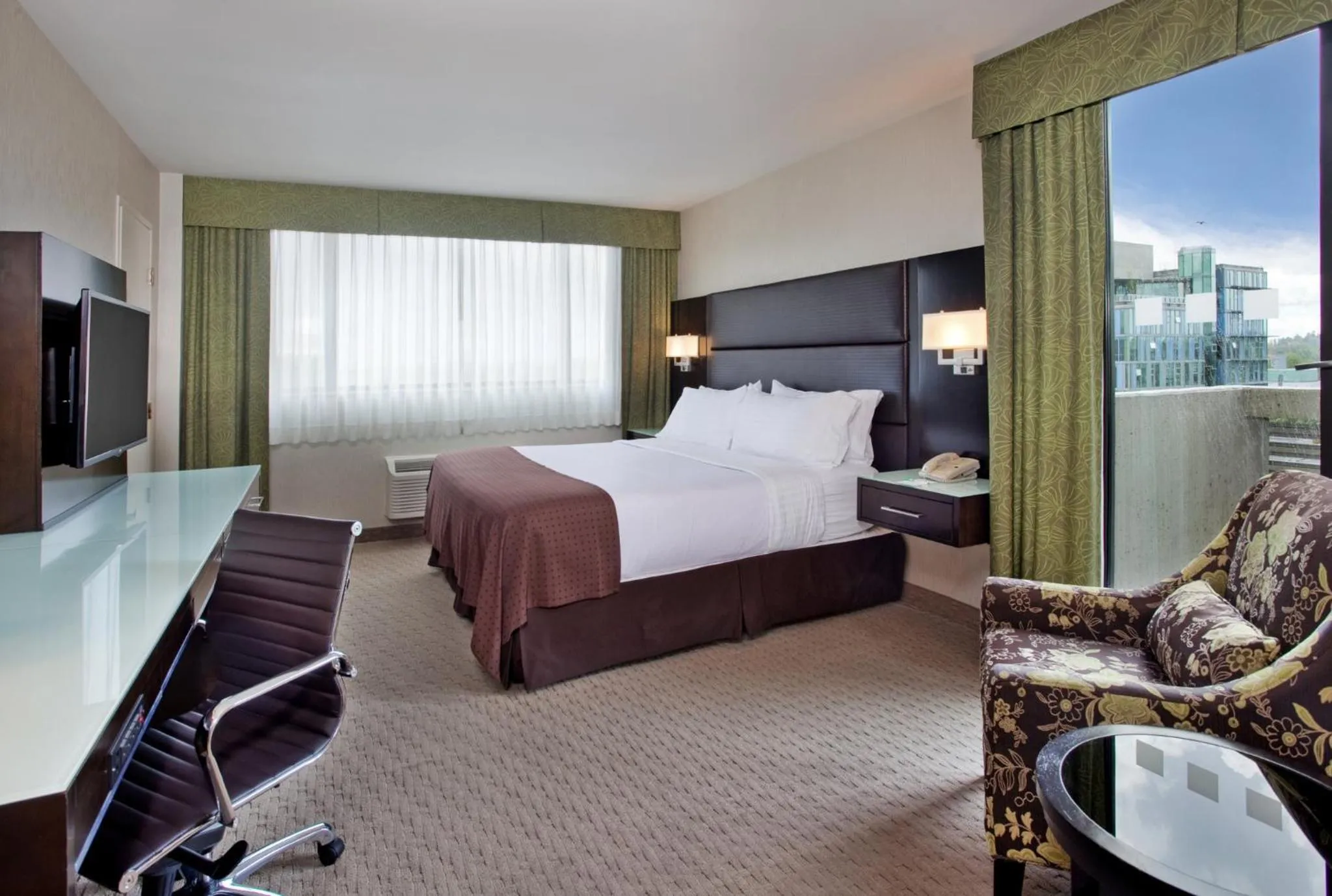 Photo of the whole room, Bed in Holiday Inn Vancouver-Centre Broadway by IHG