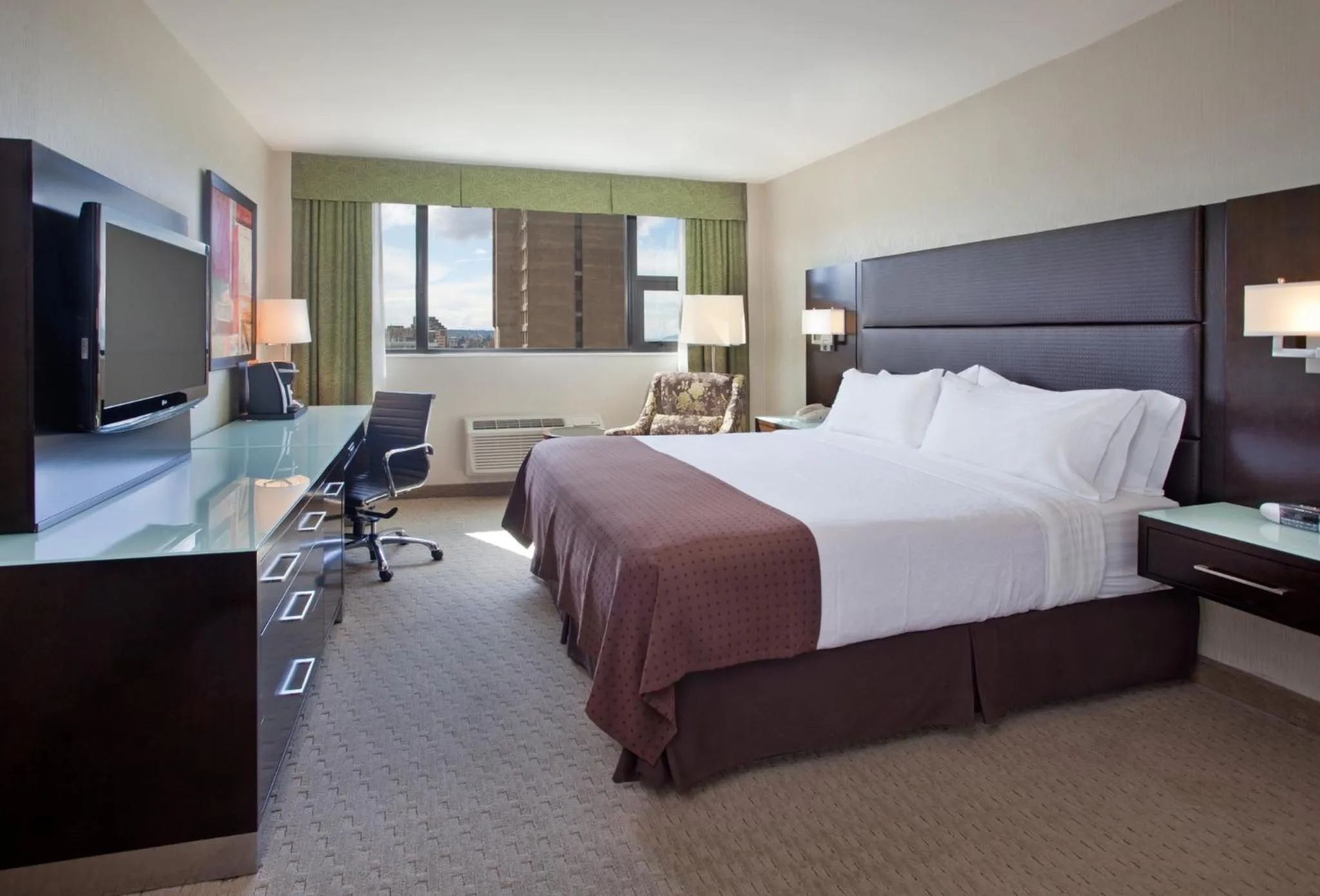 Photo of the whole room, Bed in Holiday Inn Vancouver-Centre Broadway by IHG