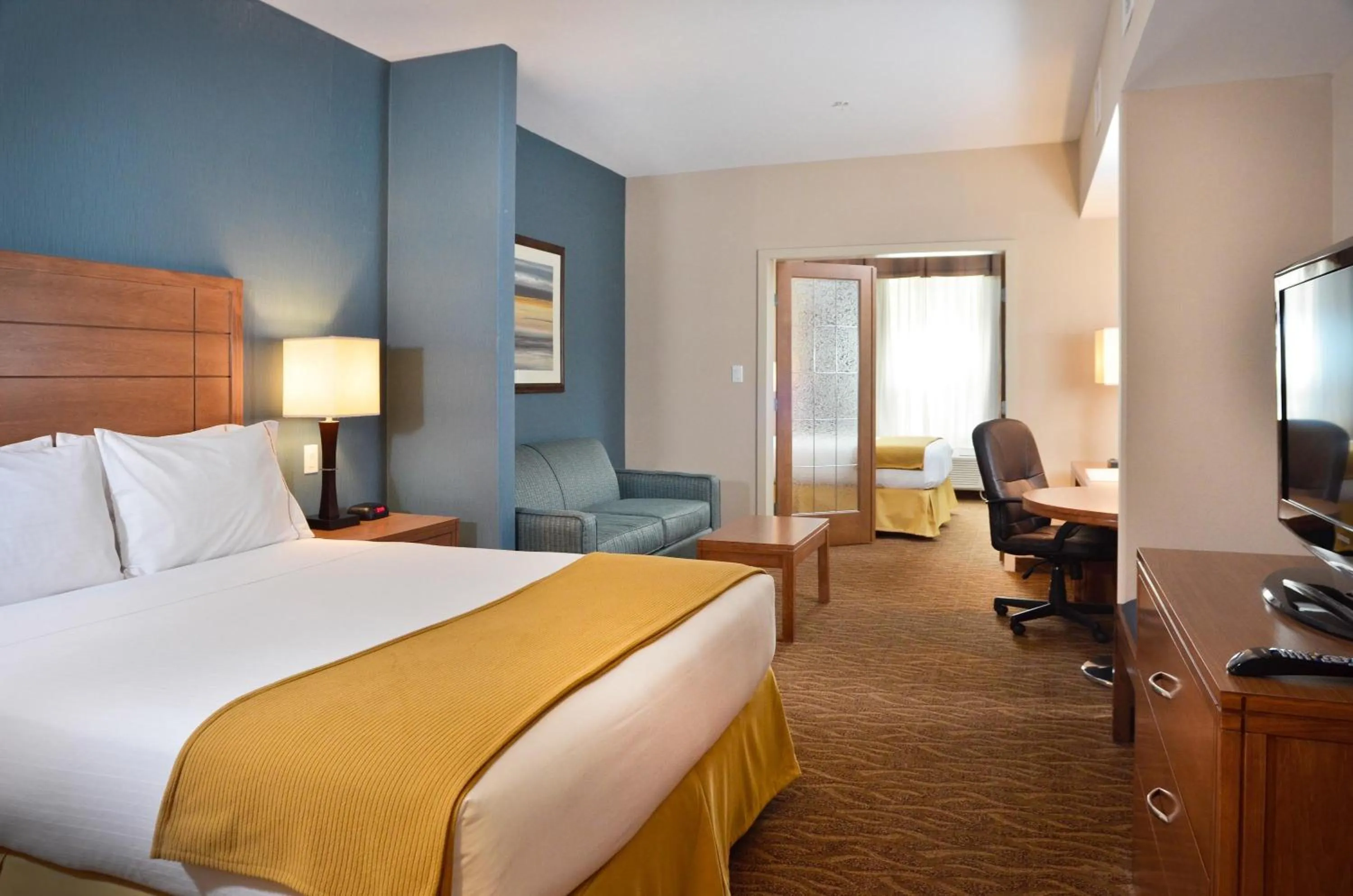 Photo of the whole room, Bed in Sandman Hotel and Suites Squamish