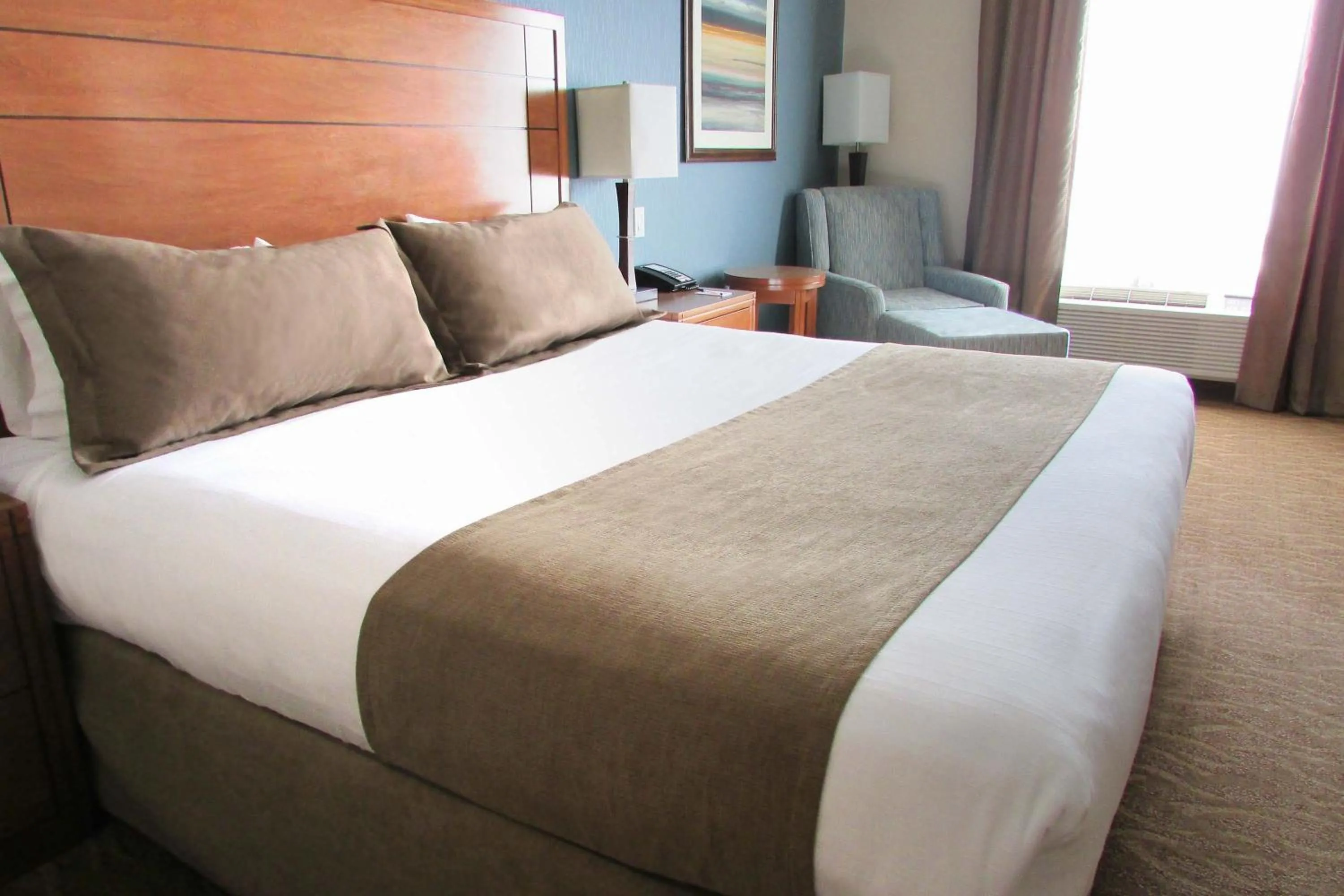 Photo of the whole room, Bed in Sandman Hotel and Suites Squamish