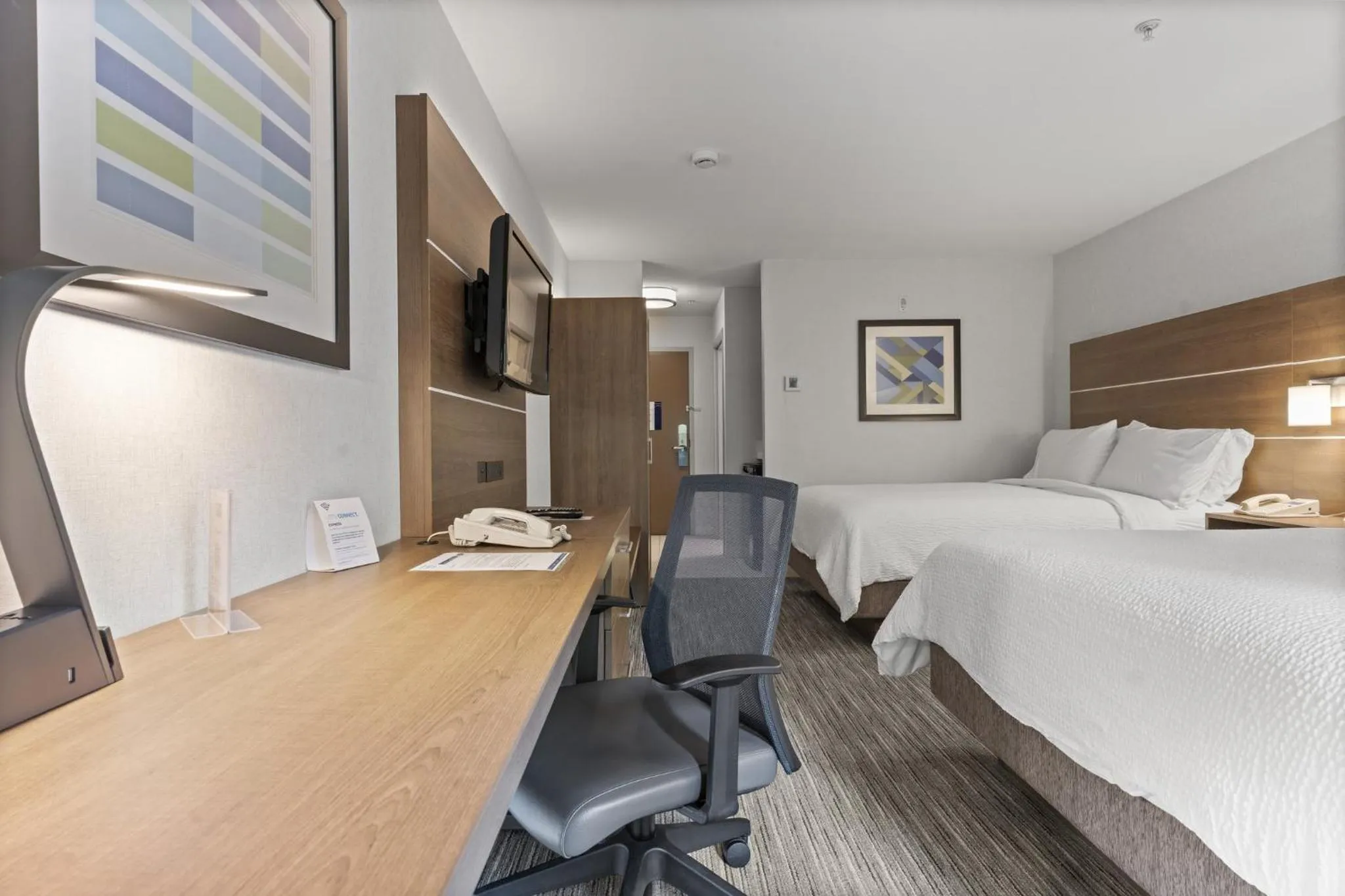 Photo of the whole room, Bed in Holiday Inn Express and Suites Surrey by IHG