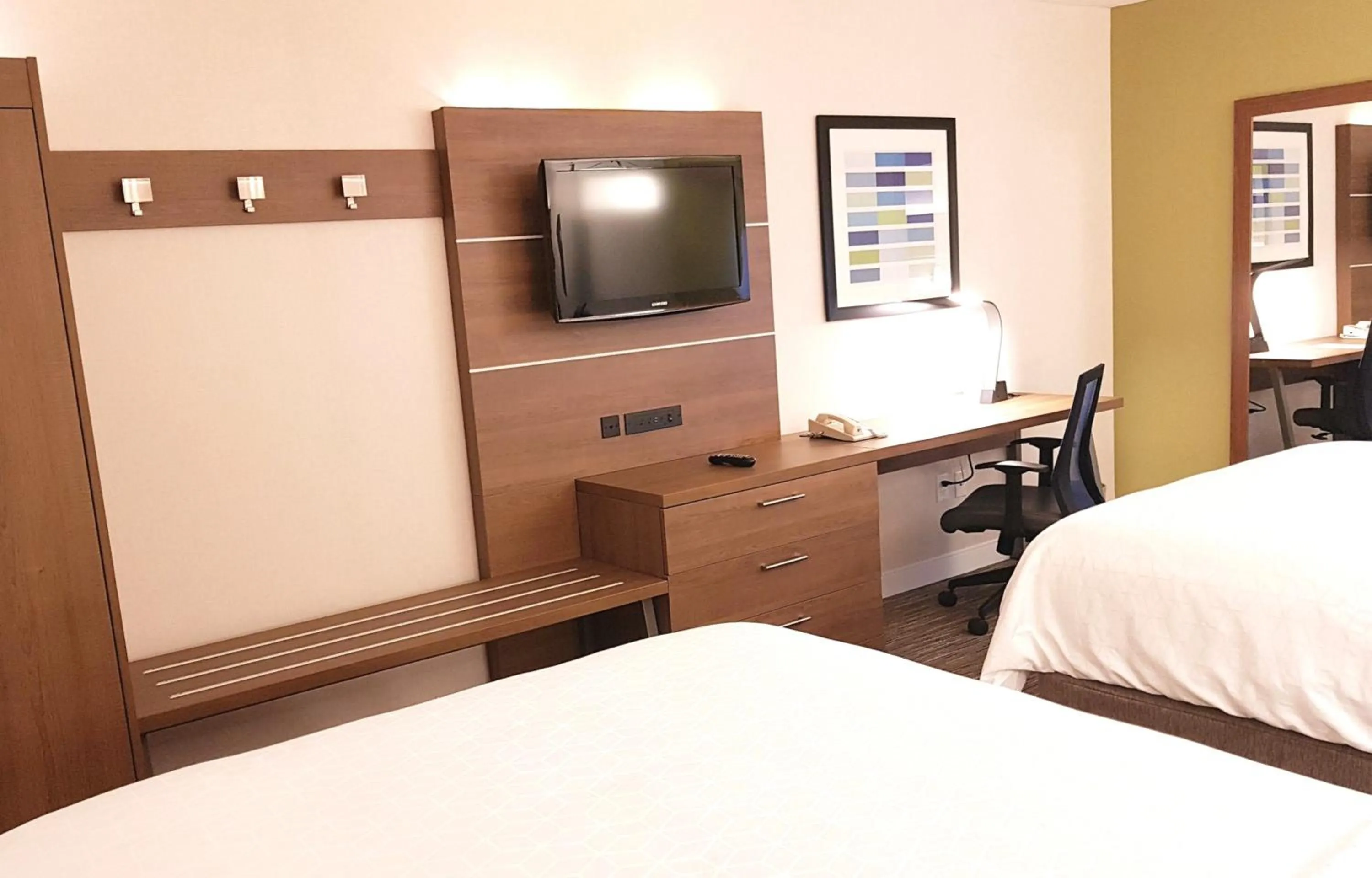 Photo of the whole room, Bed in Holiday Inn Express and Suites Surrey by IHG