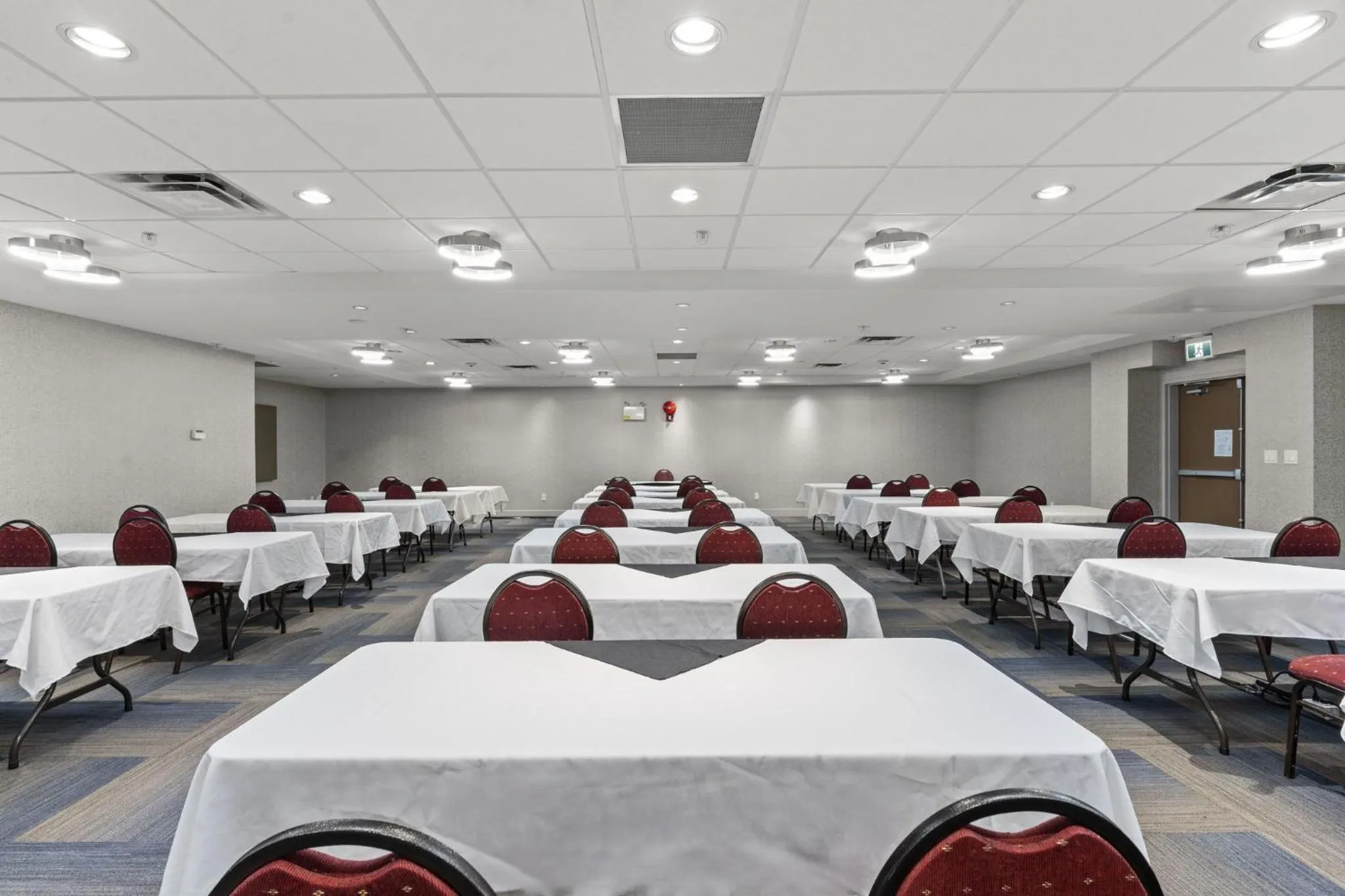 Meeting/conference room in Holiday Inn Express and Suites Surrey by IHG