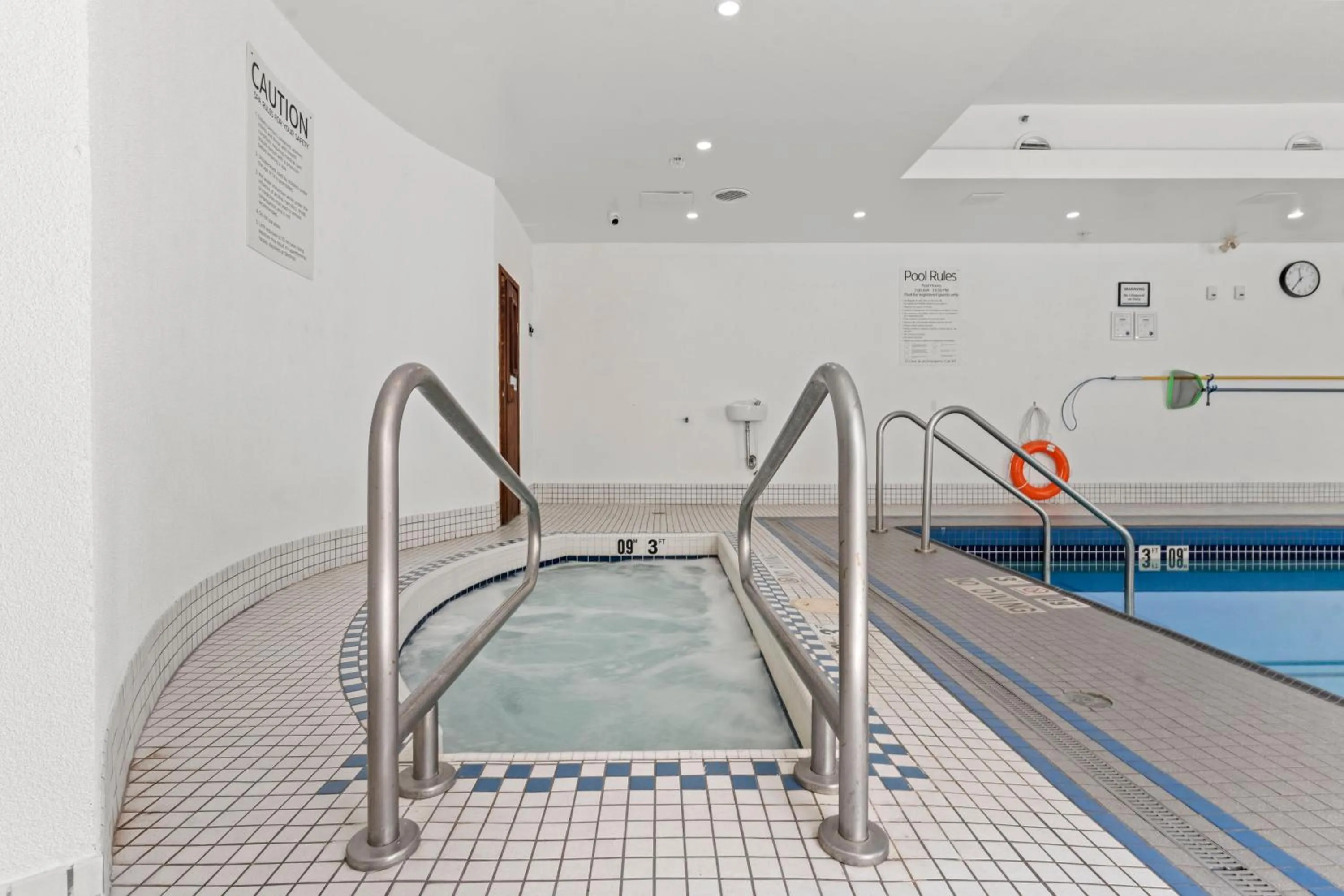 Hot Tub in Holiday Inn Express and Suites Surrey by IHG