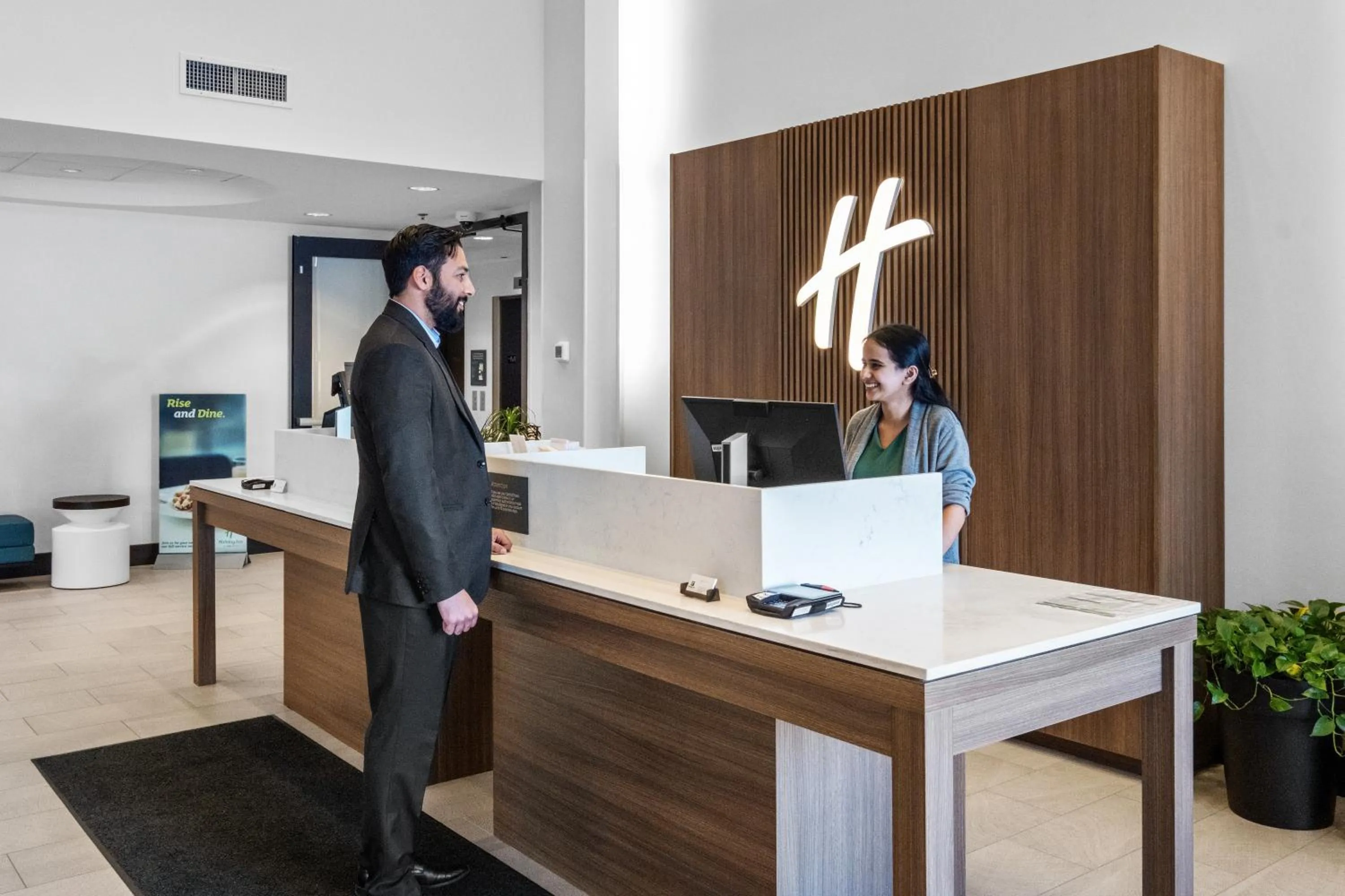 Lobby or reception in Holiday Inn Hotel & Suites Surrey East - Cloverdale by IHG