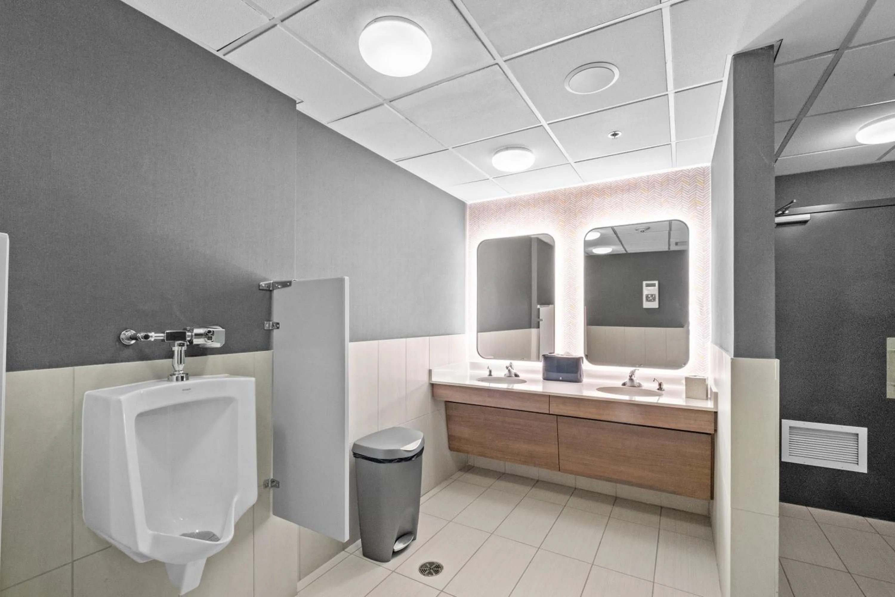 Bathroom in Holiday Inn Hotel & Suites Surrey East - Cloverdale by IHG