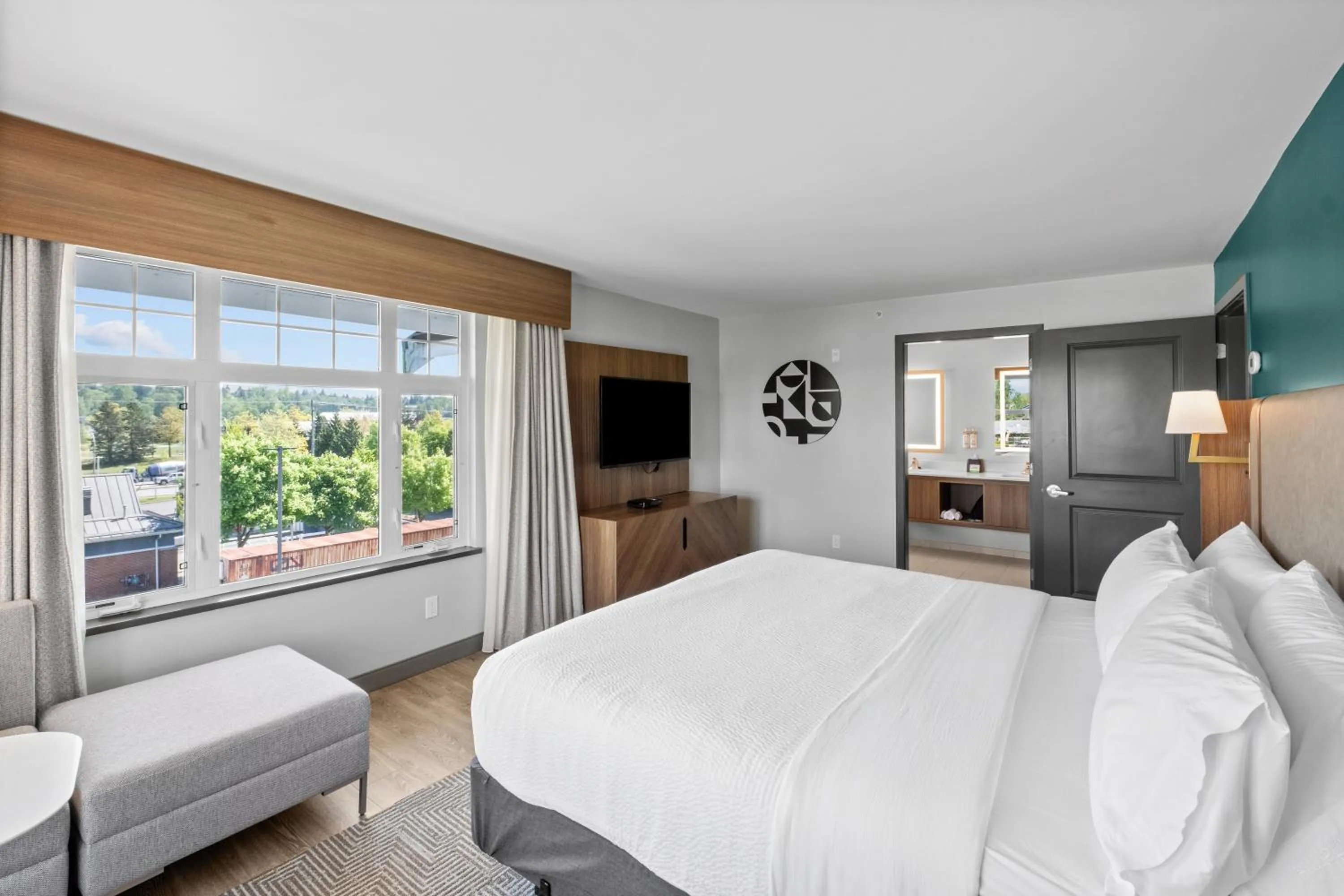 Bedroom, Bed in Holiday Inn Hotel & Suites Surrey East - Cloverdale by IHG