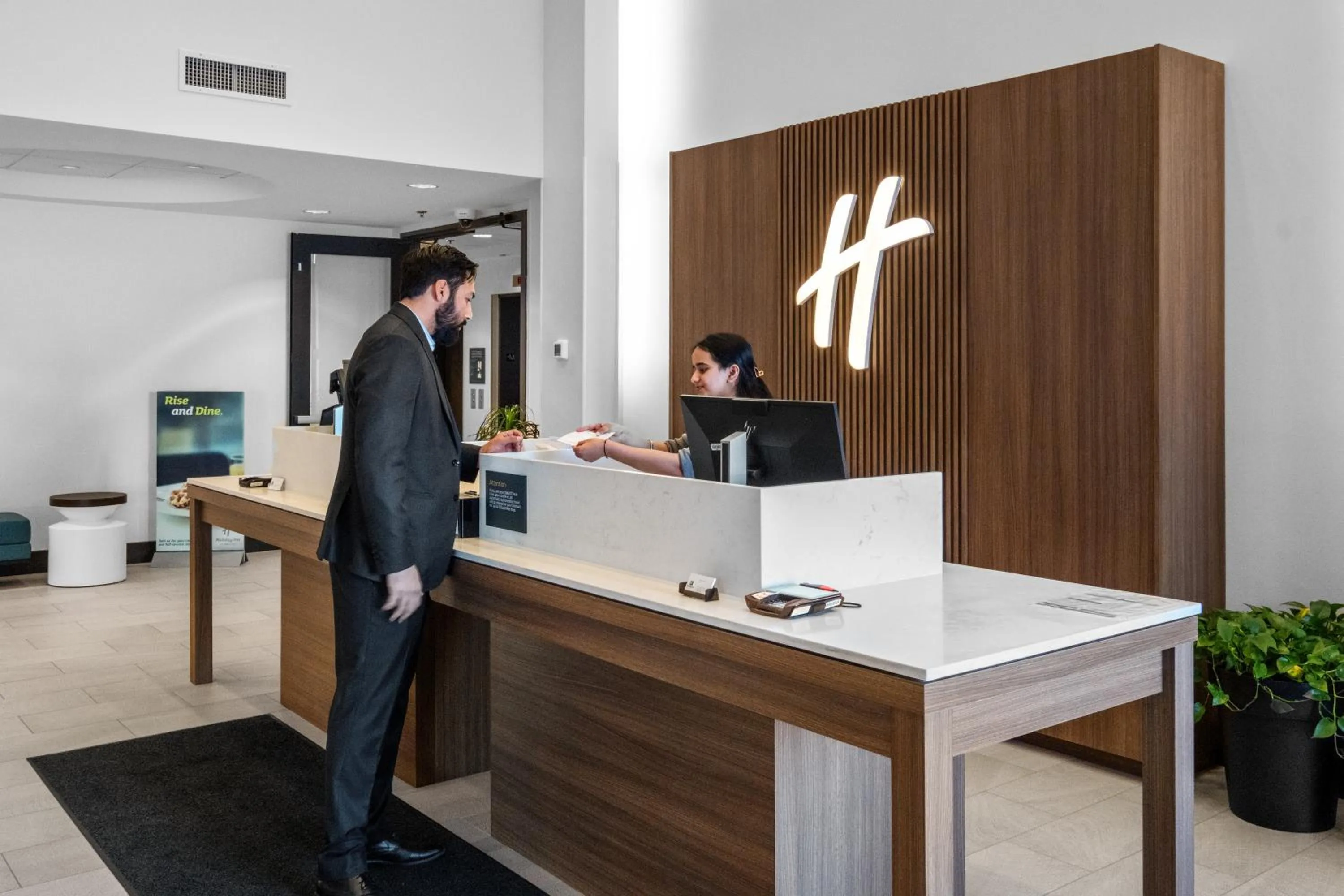 Lobby or reception in Holiday Inn Hotel & Suites Surrey East - Cloverdale by IHG