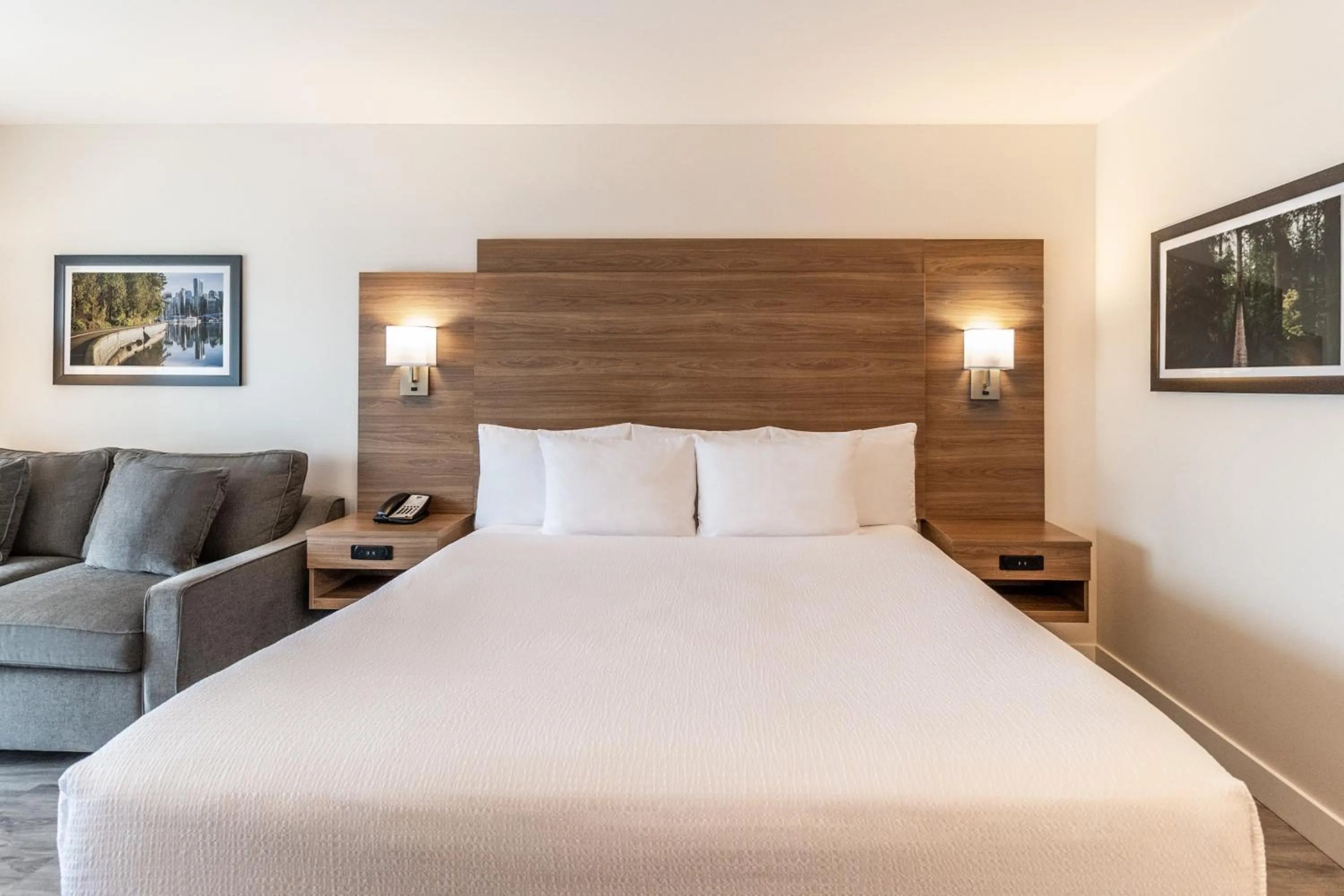 Bed in Atrium Hotel Vancouver