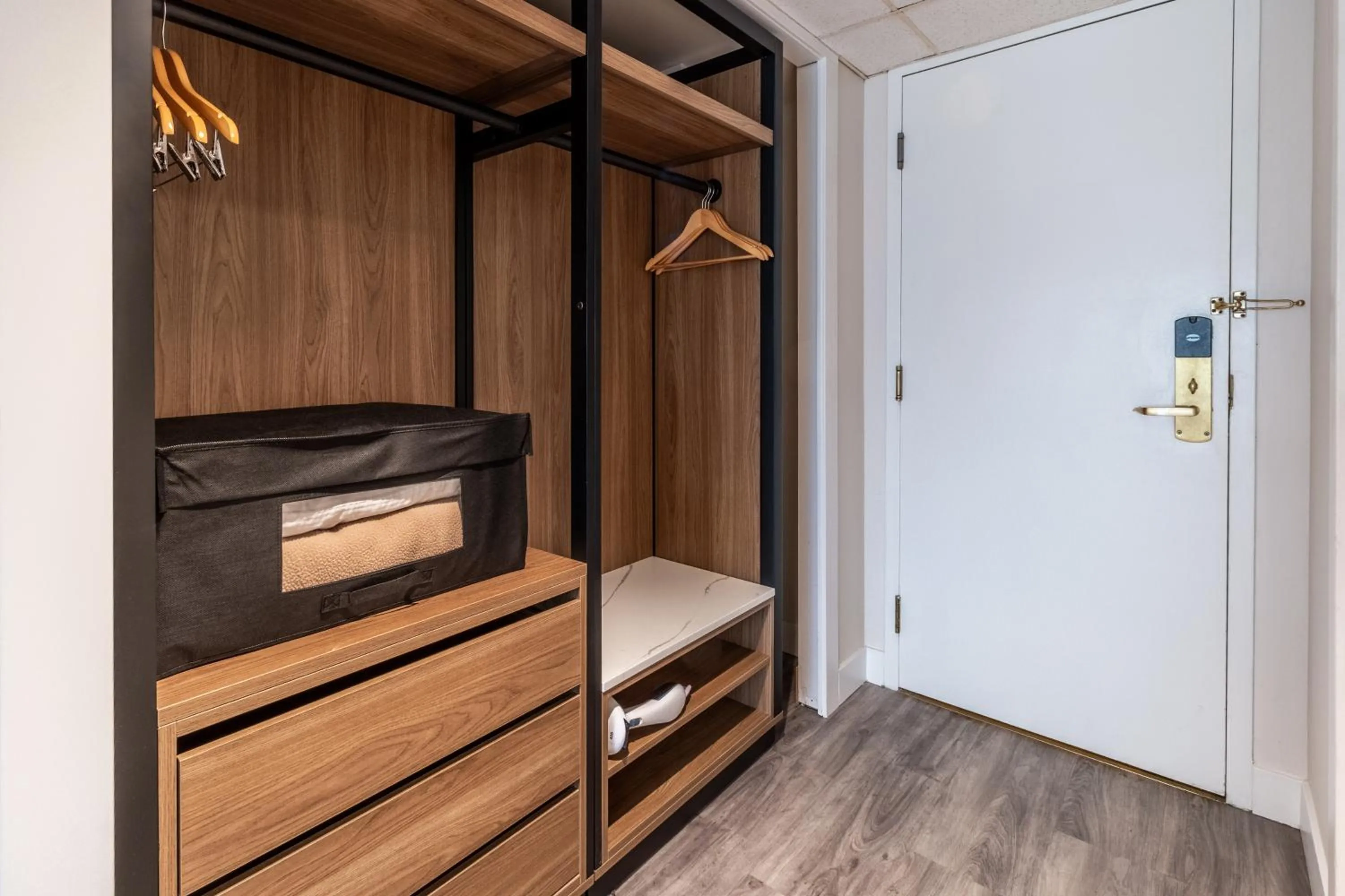 wardrobe, Bed in Atrium Hotel Vancouver