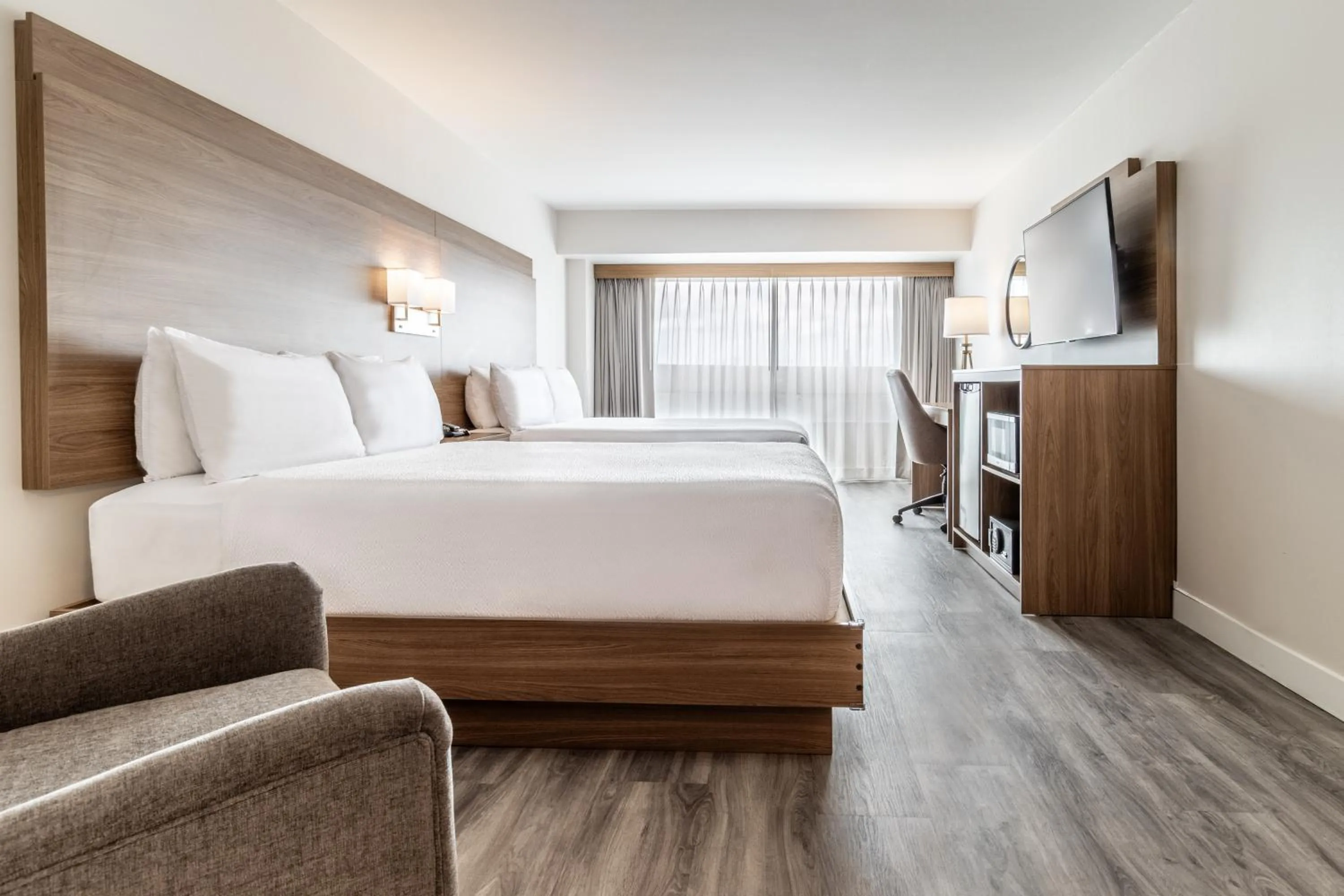 Bedroom, Bed in Atrium Hotel Vancouver