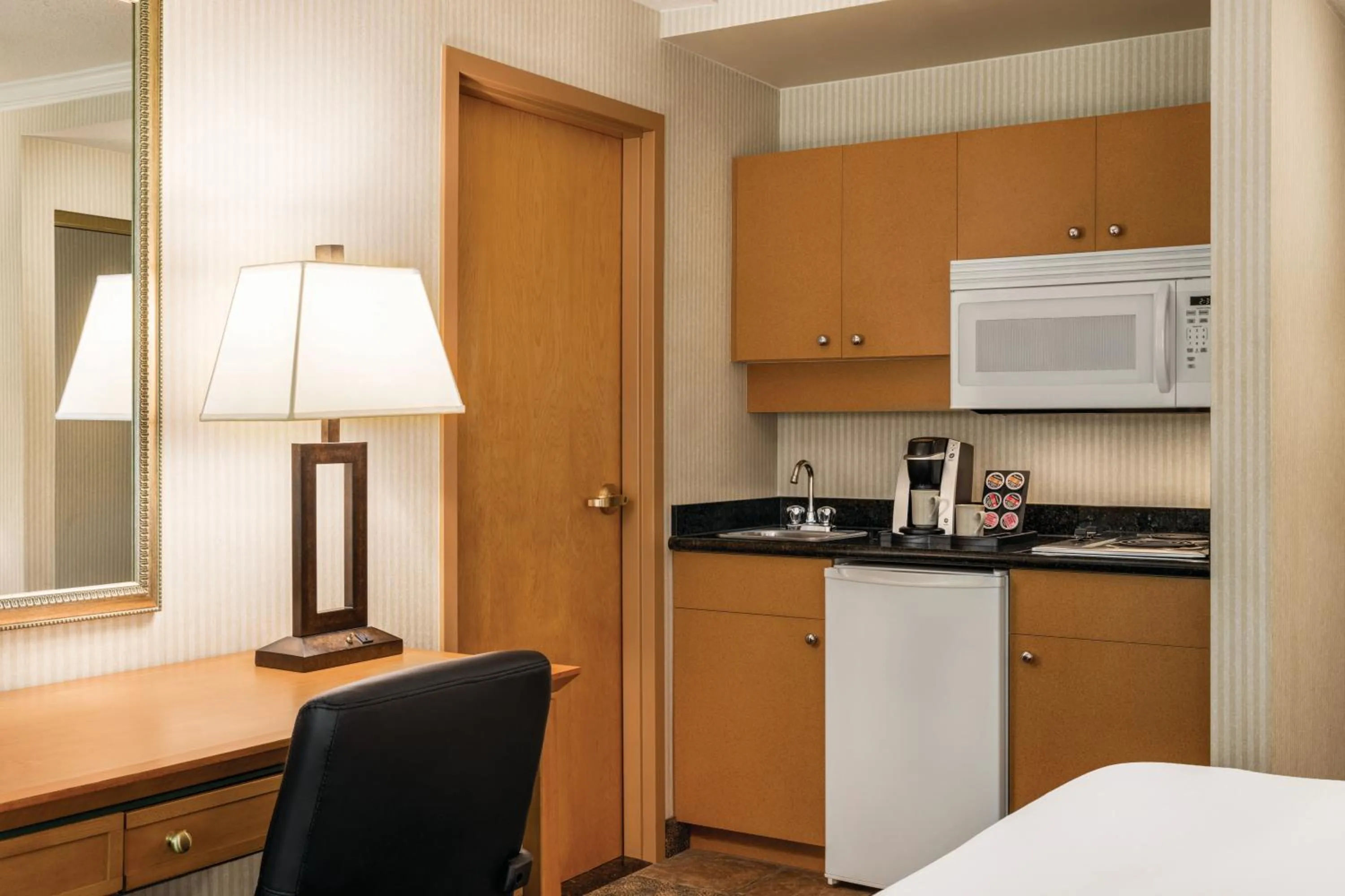 Coffee/tea facilities in Holiday Inn & Suites North Vancouver by IHG