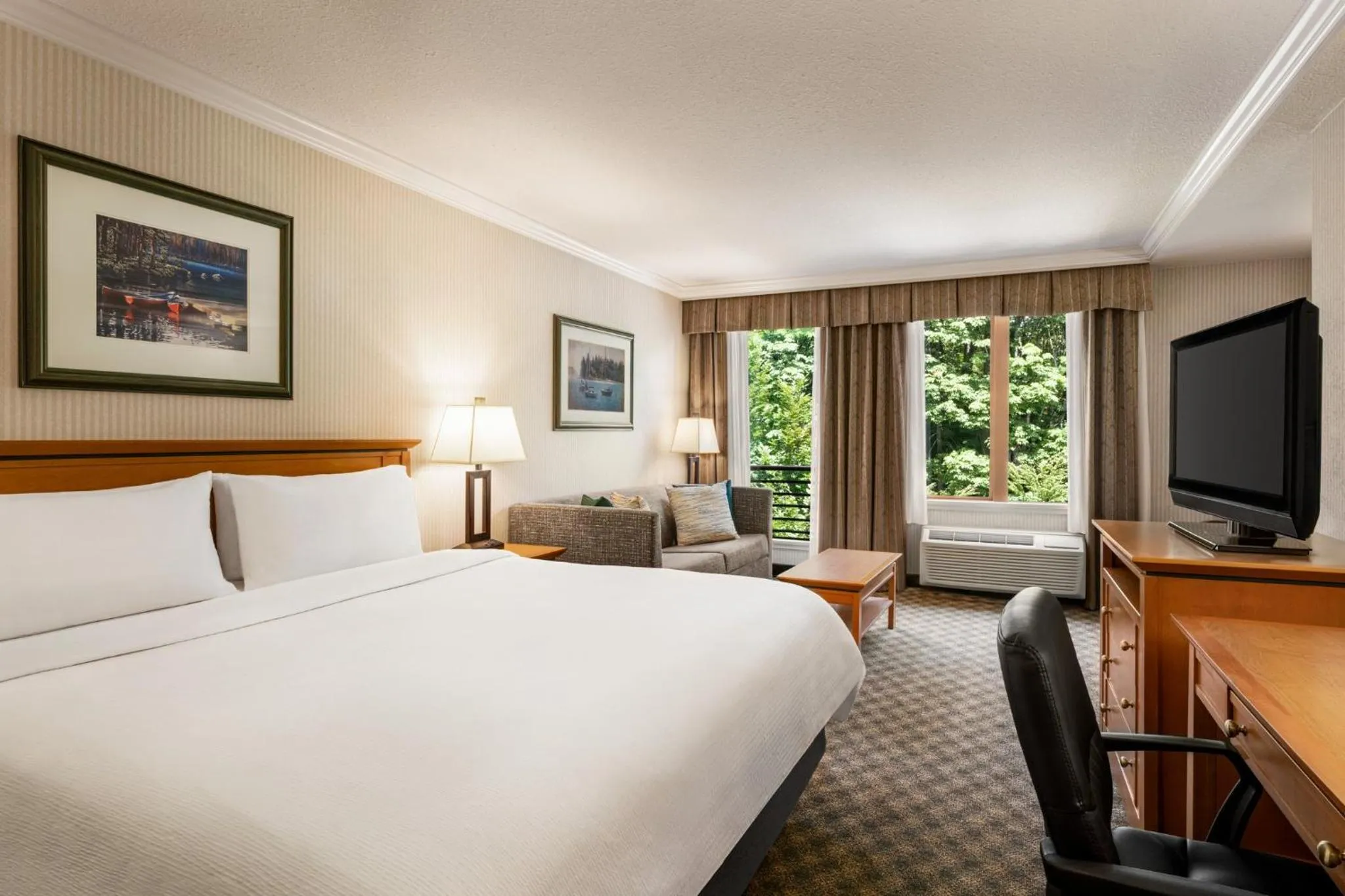 Photo of the whole room, Bed in Holiday Inn & Suites North Vancouver by IHG