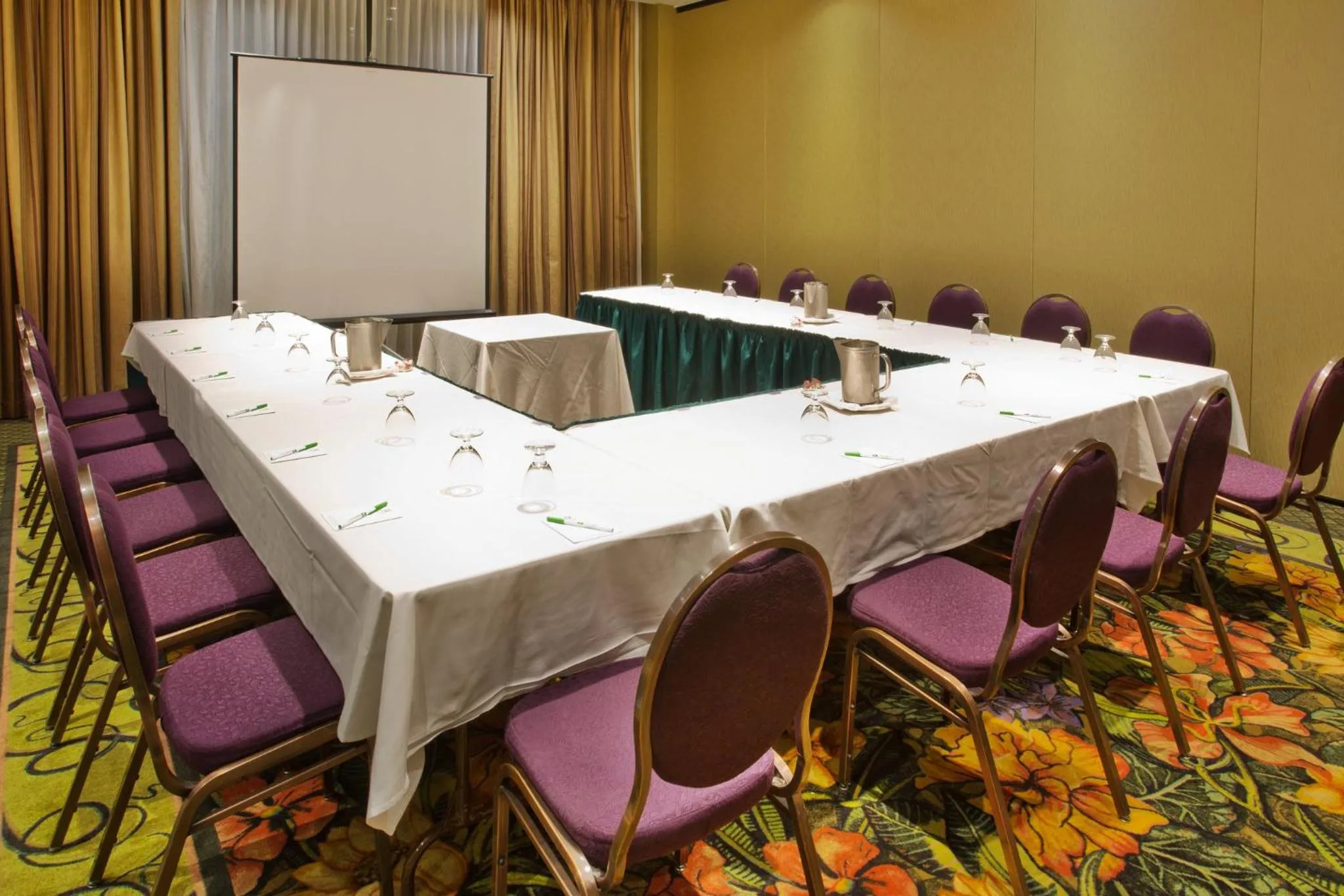 Meeting/conference room in Holiday Inn & Suites North Vancouver by IHG