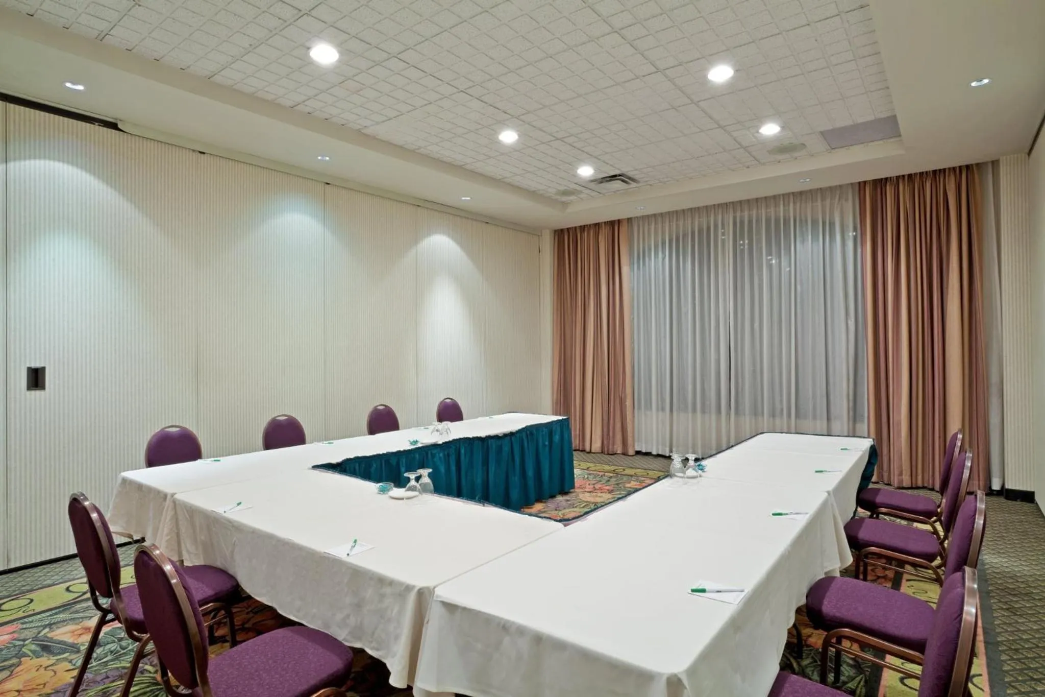 Meeting/conference room in Holiday Inn & Suites North Vancouver by IHG