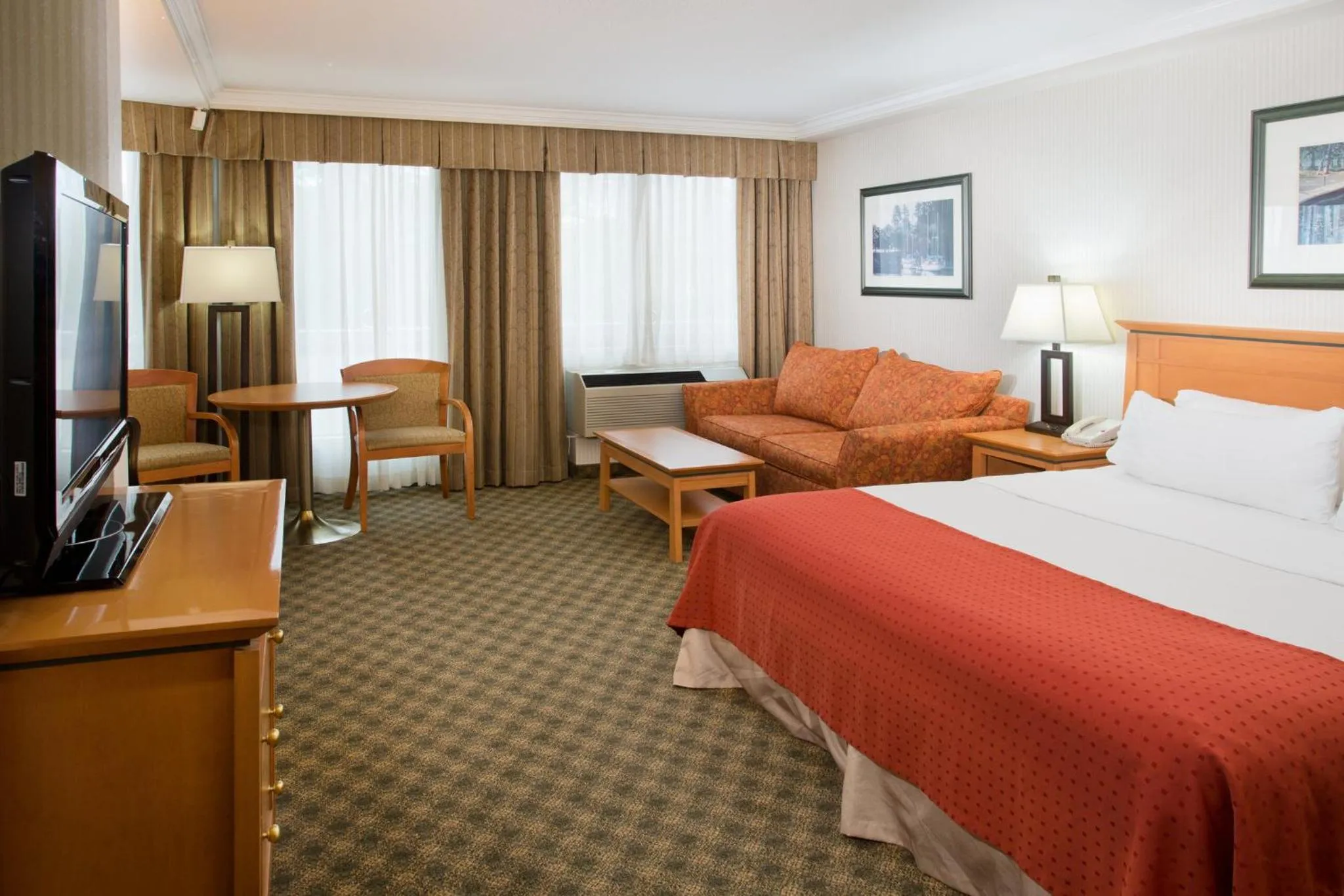 Photo of the whole room, Bed in Holiday Inn & Suites North Vancouver by IHG