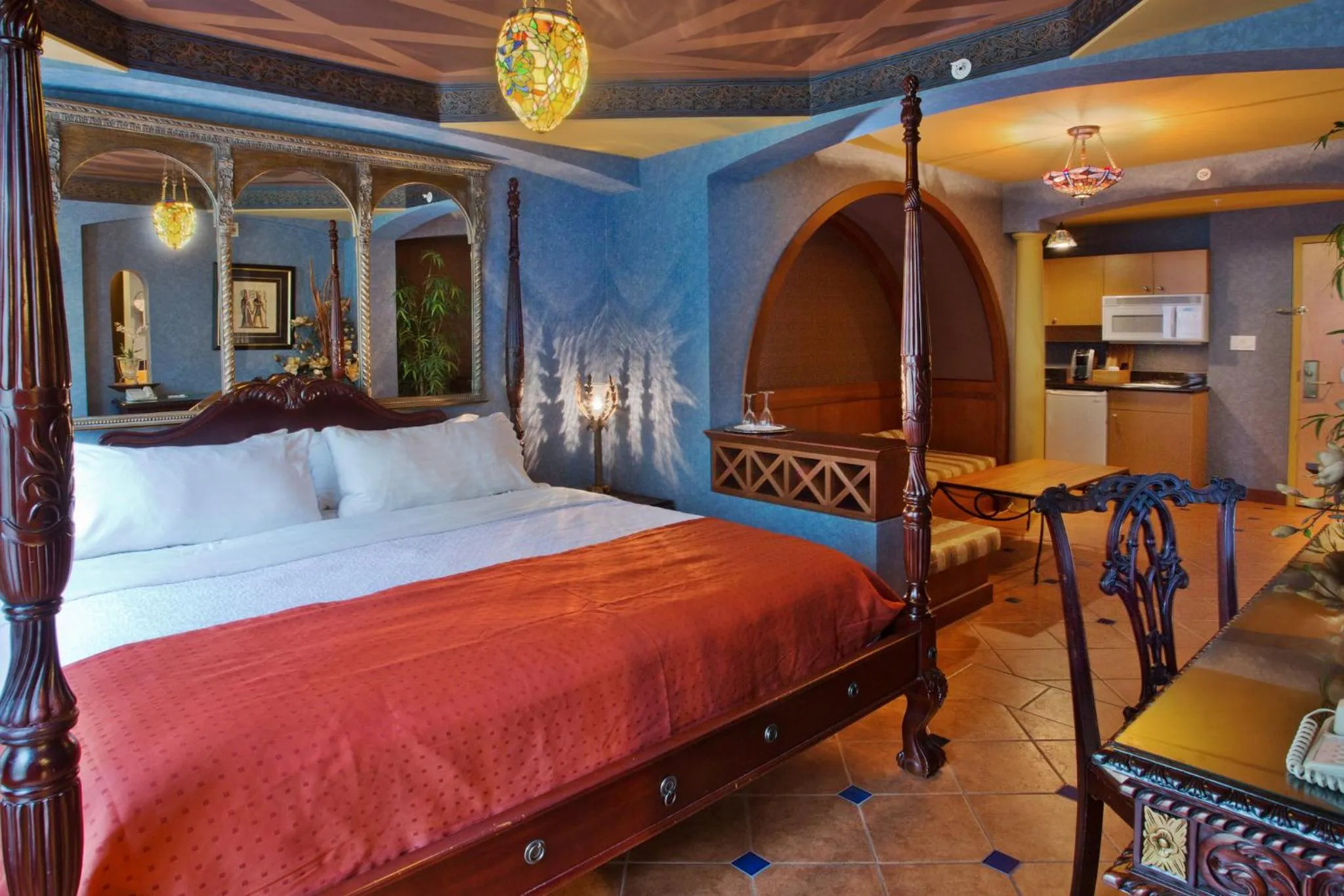 Photo of the whole room, Bed in Holiday Inn & Suites North Vancouver by IHG