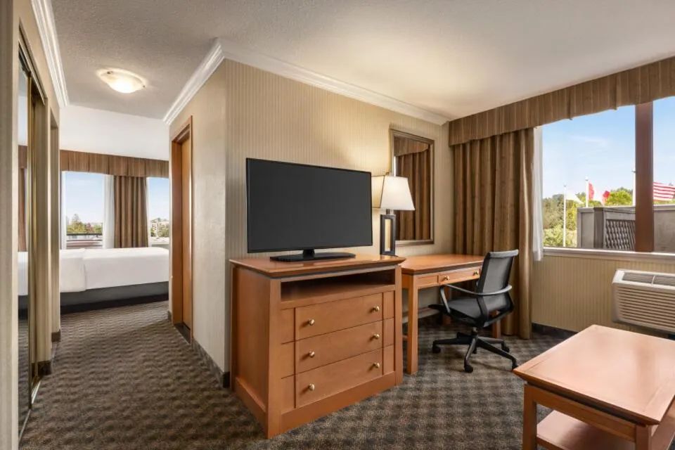 TV and multimedia, Bed in Holiday Inn & Suites North Vancouver by IHG